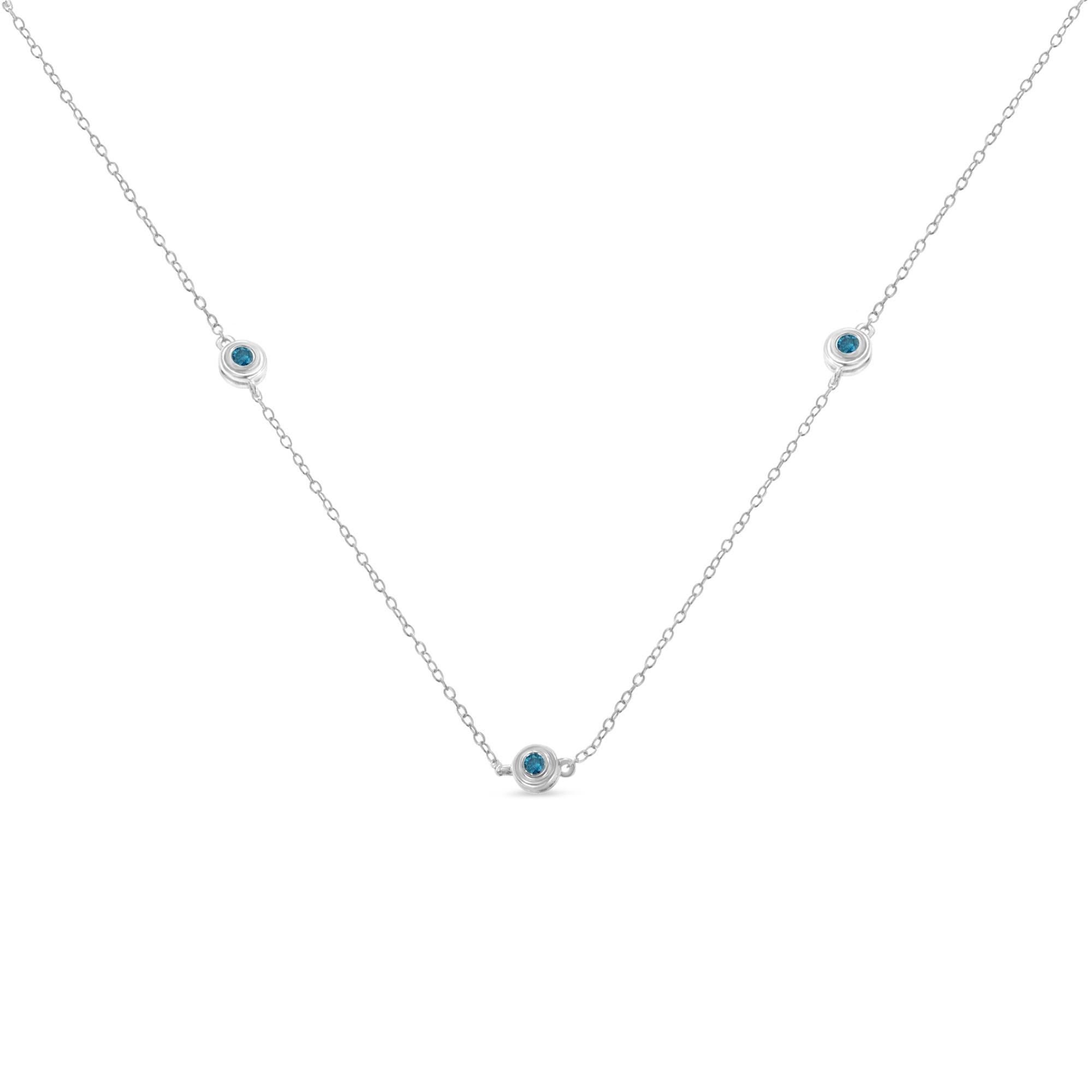 Pulsera de diamantes azules tratados y plata de ley. Lleva diez diamantes engastados en una cadena rolo de plata de ley de calidad .925. El peso total del diamante es de 0,54 quilates.


 - Metal: Plata de ley blanca .925 con baño de rodio
 - Peso