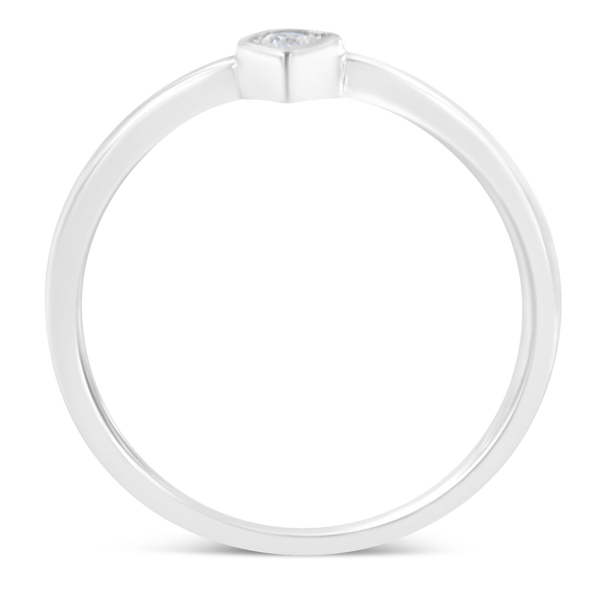 Ein Ring aus Diamanten und Sterlingsilber. In der Mitte des Rings befindet sich ein runder, birnenförmiger Diamant, der in eine Fassung aus 925er Sterlingsilber eingefasst ist. Der Diamant wiegt 0,05 Karat.

Produktmerkmale:
 - • Metall: .925 Weißes