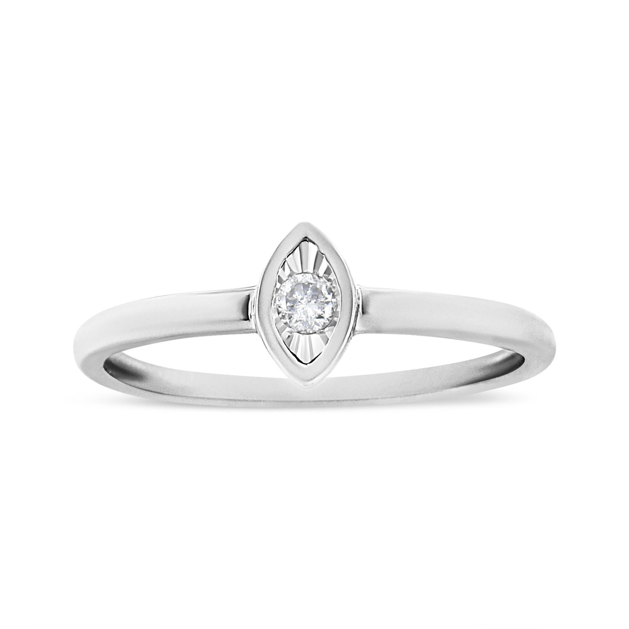 Ein klassischer Look für ein klassisches Mädchen. Dieser Versprechensring aus Sterlingsilber verfügt über einen schimmernden runden Diamantsolitär von 0,05 Karat in einer einzigartigen Miracle-Plate-Fassung für maximales Funkeln. Der Diamant ist in