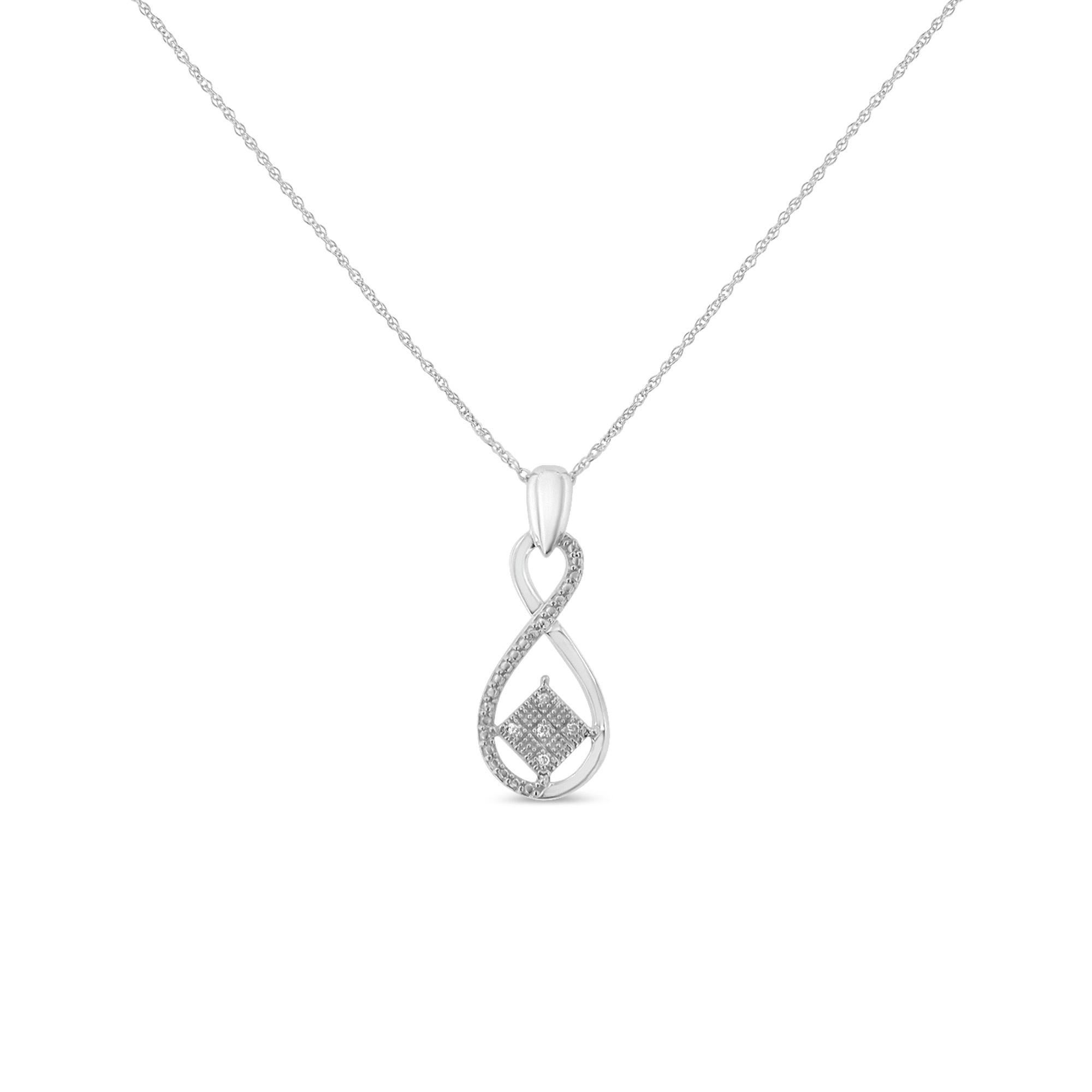 Dieser atemberaubende Unendlichkeitsanhänger verleiht sowohl der Freizeit- als auch der Abendgarderobe einen unvergesslichen Glanz. Er ist perfekt gemeißelt und hat einen quadratischen Akzent in der Mitte. Dieser elegante Halsschmuck ist aus