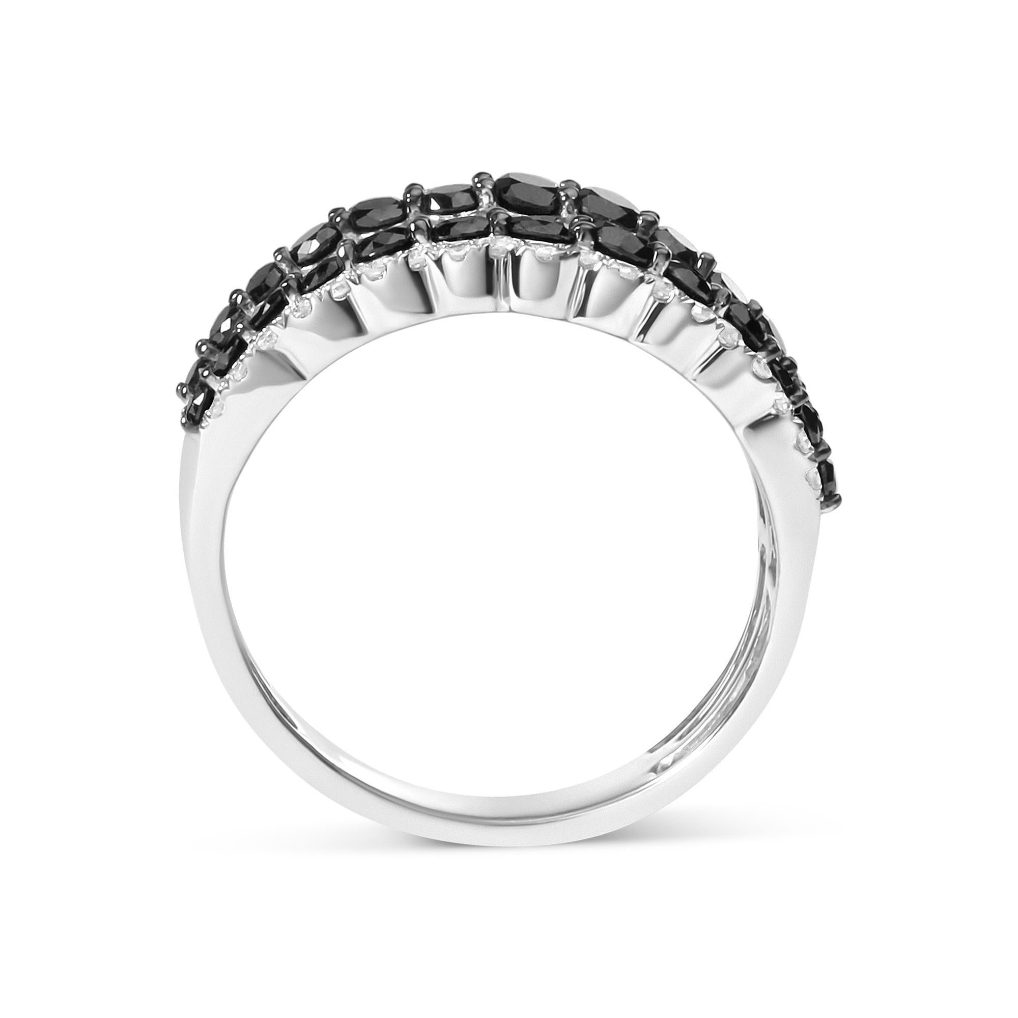 Taglio rotondo Anello a fascia con più file di diamanti alternati in .925 Sterling Silver da 1 3/4 Cttw trattati in vendita