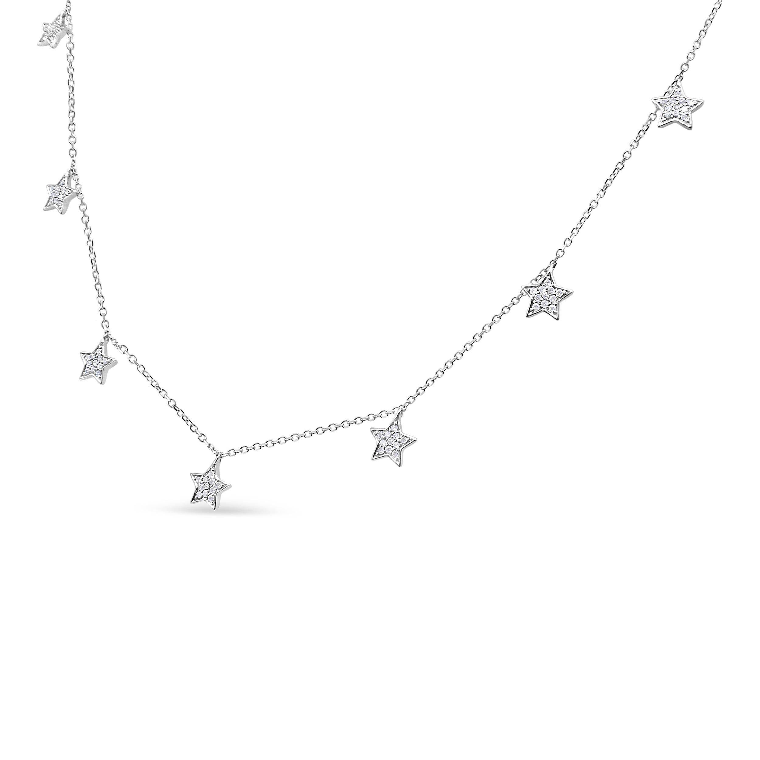 Fixez votre regard sur le ciel avec ce collier pendentif en forme de goutte d'eau avec plusieurs étoiles. Ce collier pendentif céleste est orné de multiples silhouettes d'étoiles, chacune sertie de grappes de diamants étincelants sertis en griffe