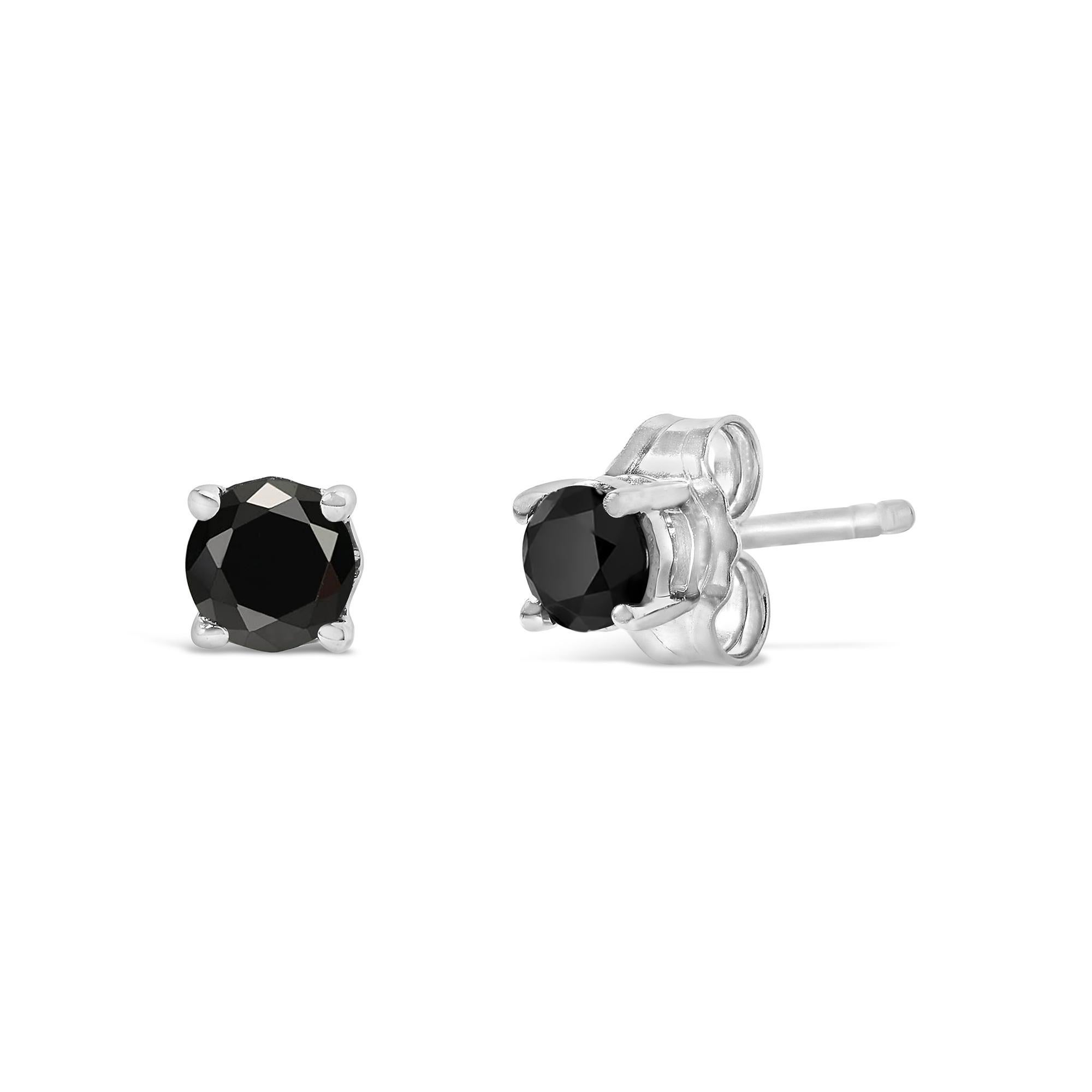 Scopri il fascino enigmatico di questi orecchini a perno in argento sterling, ognuno dei quali mostra un mistico diamante nero che sussurra storie di raffinatezza. Realizzata in pregiato argento 925 con una brillante placcatura in rodio, questa