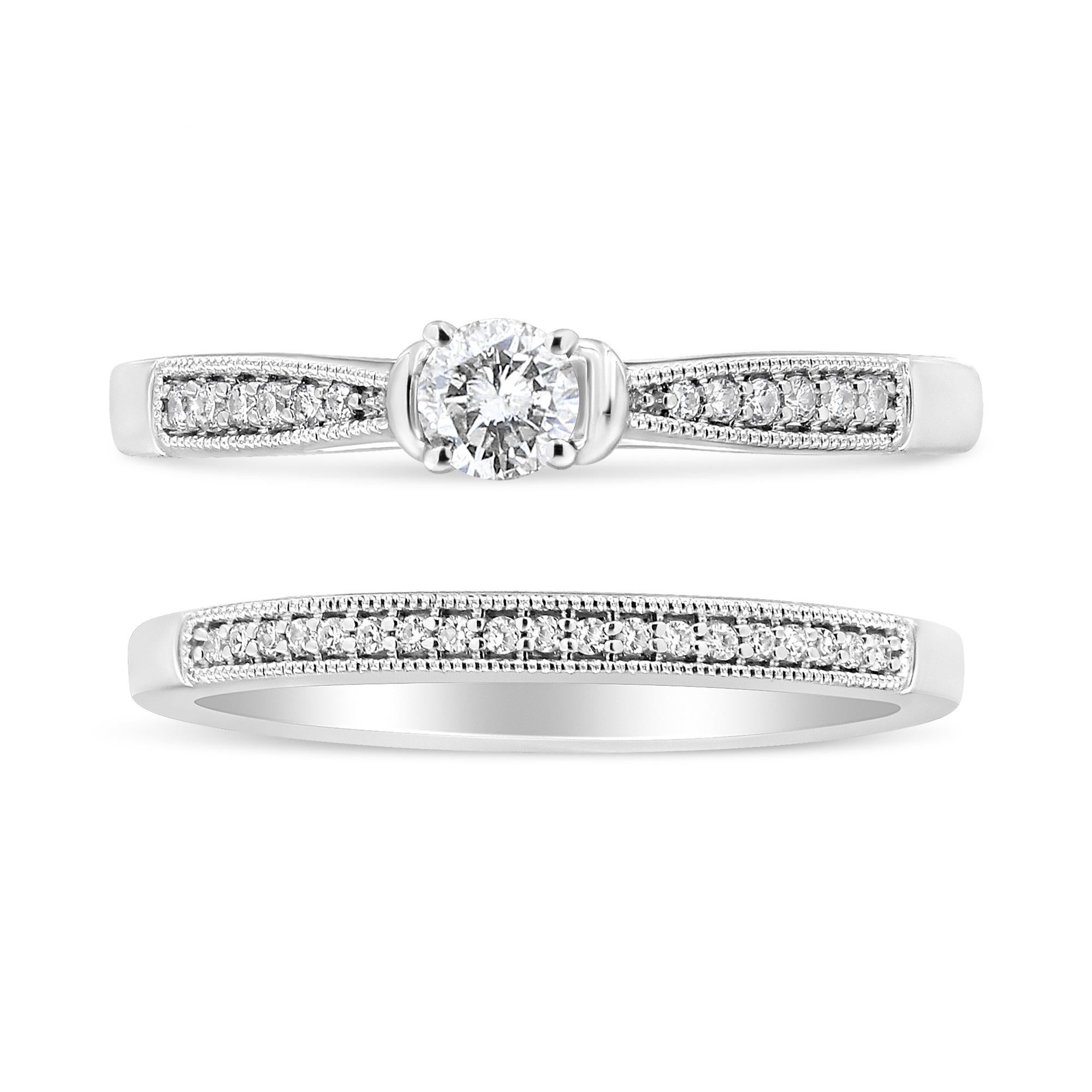 Avvolta nel luminoso abbraccio dell'argento 925 rodiato, questa parure da sposa fonde la tradizione con il fascino dell'artigianato moderno. Il pezzo centrale, uno scintillante diamante rotondo naturale da 1/5 carati, è chiuso da quattro griffe e