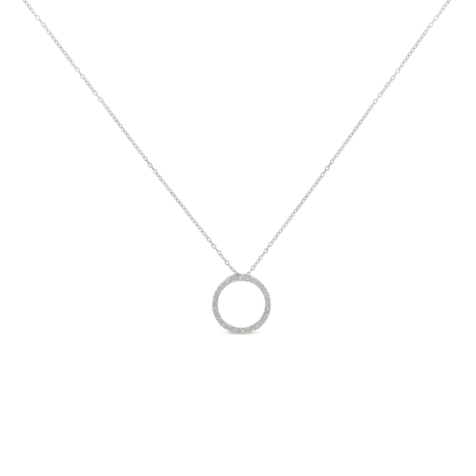 Questa spettacolare collana circolare è realizzata a mano con il miglior argento sterling 925 e splendidi diamanti veri. Questa collana con pendente utilizza un classico design a punte condivise per mettere in risalto un anello aperto di diamanti a