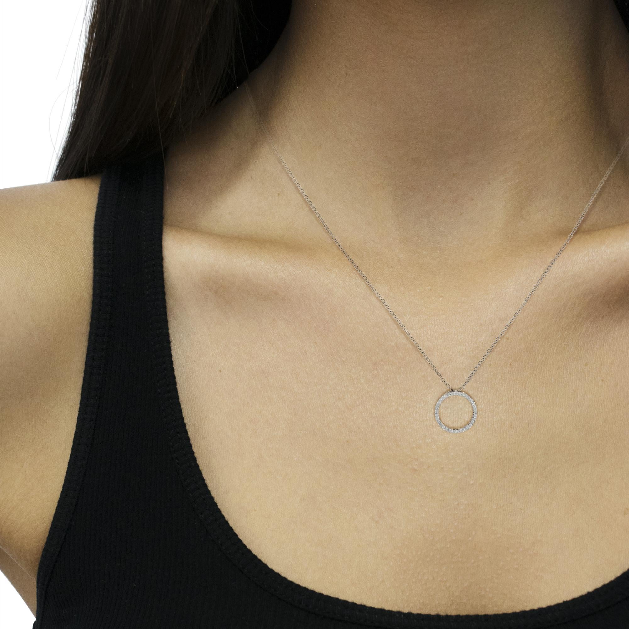Moderno Collana con ciondolo a forma di cerchio aperto in argento 925 con diamanti da 1/3 Cttw in vendita