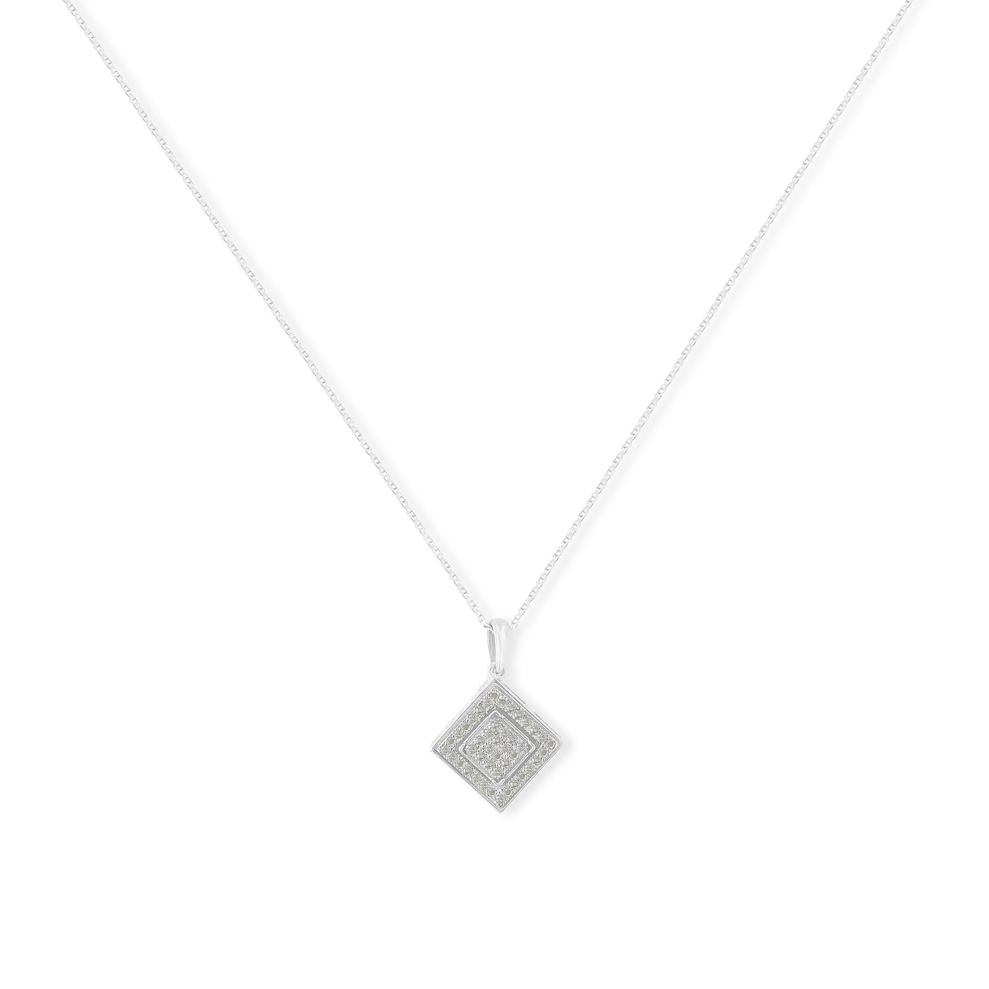 Si ritiene che le collane aggiungano un tocco di grazia in più alla bellezza di una donna. Questa collana con ciondolo a grappolo di diamanti di forma quadrata, con il suo elegante luccichio, è dedicata a fare lo stesso aggiungendo un'abbagliante