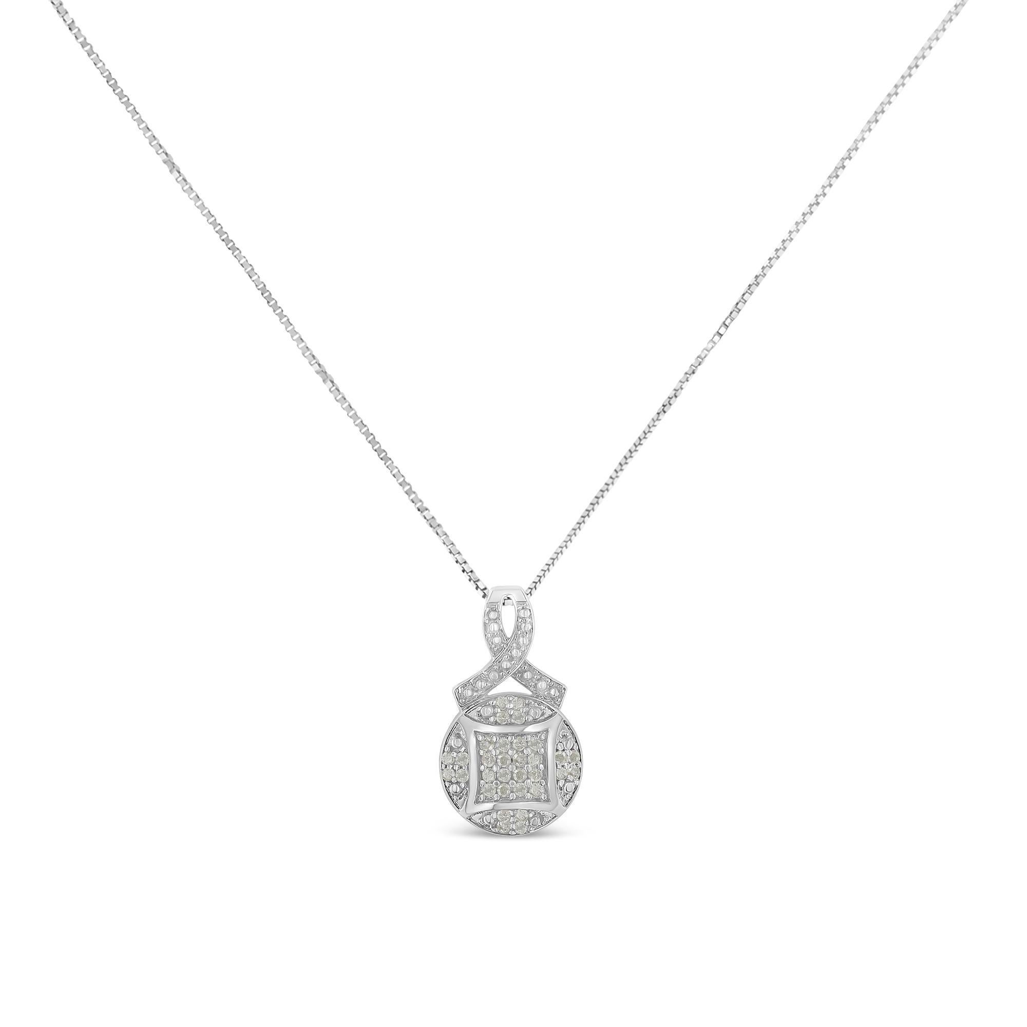 Lassen Sie Ihre modische Aussage mit dieser klassischen Cluster-Anhänger-Halskette aufwerten. Er besteht aus 925er weißem Sterlingsilber mit 32 Diamanten im Rosenschliff in Promo-Qualität, die in der Pfannenfassung angeordnet sind und ihn zu einem