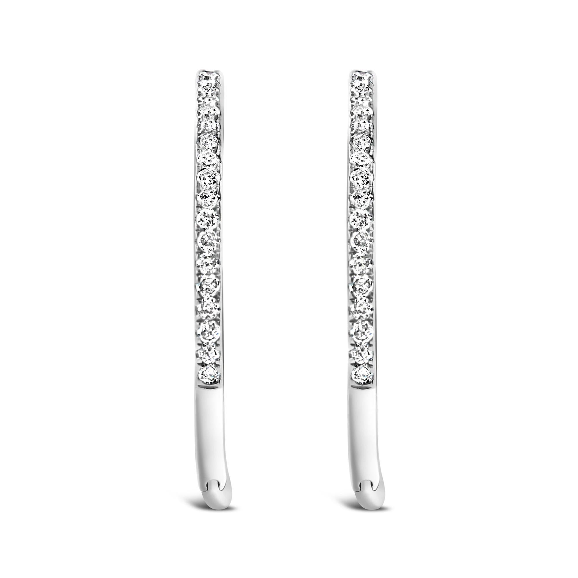 Scopri l'eleganza senza tempo dei nostri orecchini a cerchio in argento sterling 925 rodiato, ognuno dei quali abbraccia delicatamente la luce con 1/3 di carato di diamanti bianchi naturali. Il loro profilo sottile di 1 mm scivola con grazia intorno