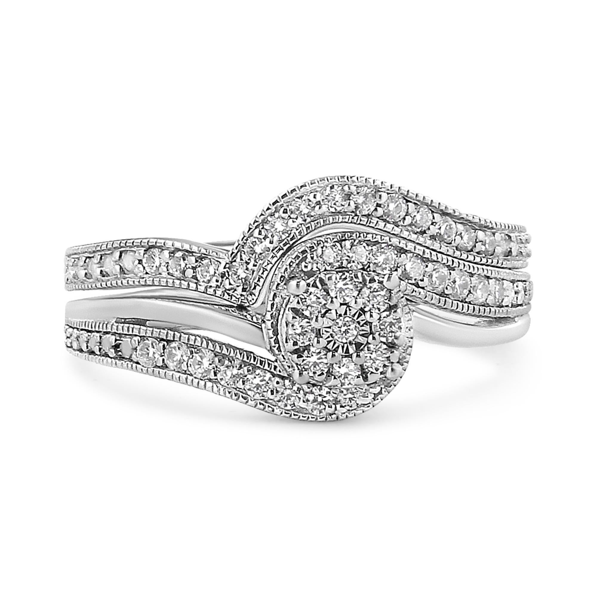 Simbolo mozzafiato di amore eterno ed eleganza senza tempo, questo anello e fascia da sposa in argento Sterling 925 è un capolavoro accattivante. Realizzata con una meticolosa attenzione ai dettagli, questa parure in stile vintage mette in mostra