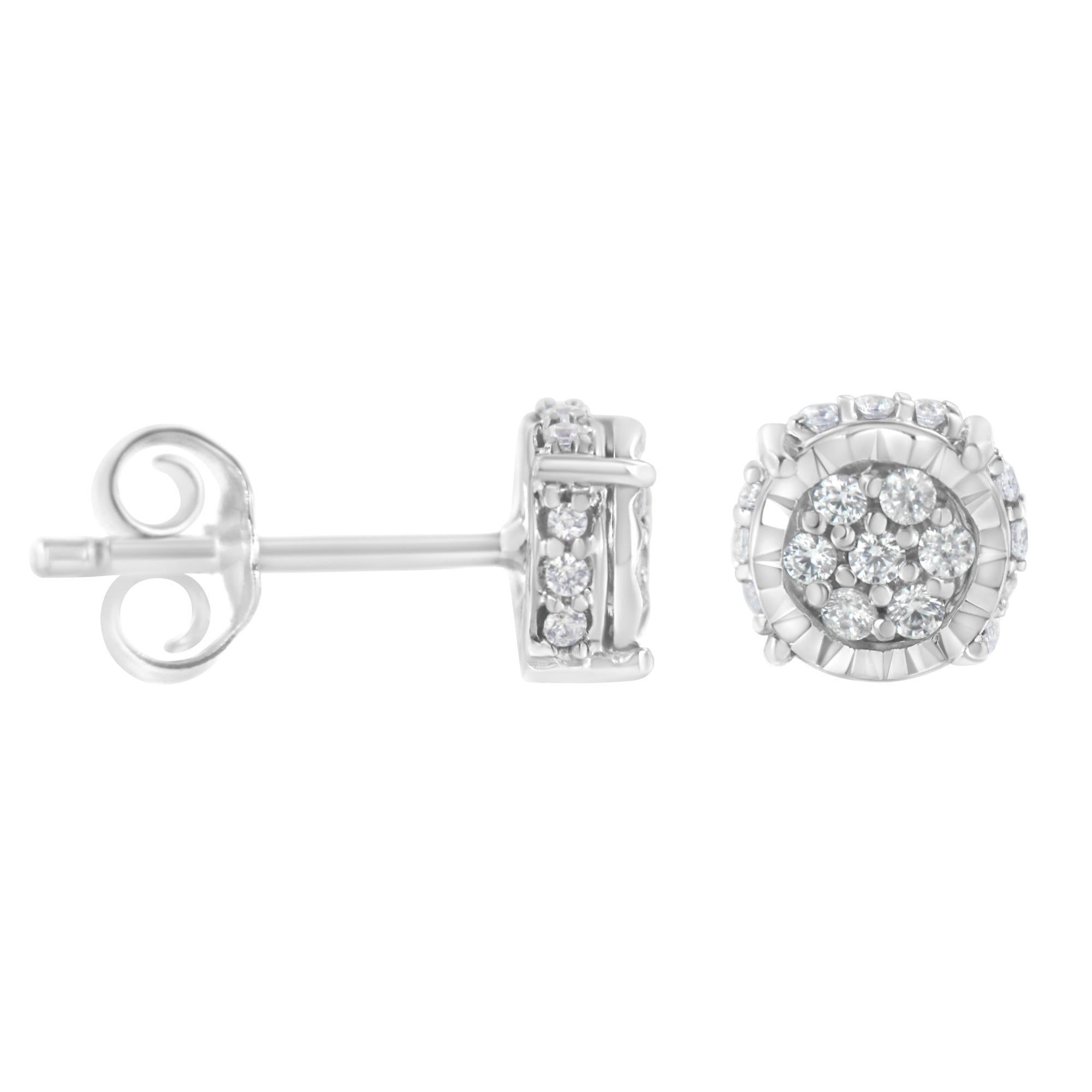 Questi delicati orecchini a perno hanno un design unico. Realizzati in argento sterling, questi orecchini presentano 1/3ct TDW di diamanti di qualità promozionale. 7 diamanti a taglio rotondo si trovano al centro di un perno circolare. Circondato da