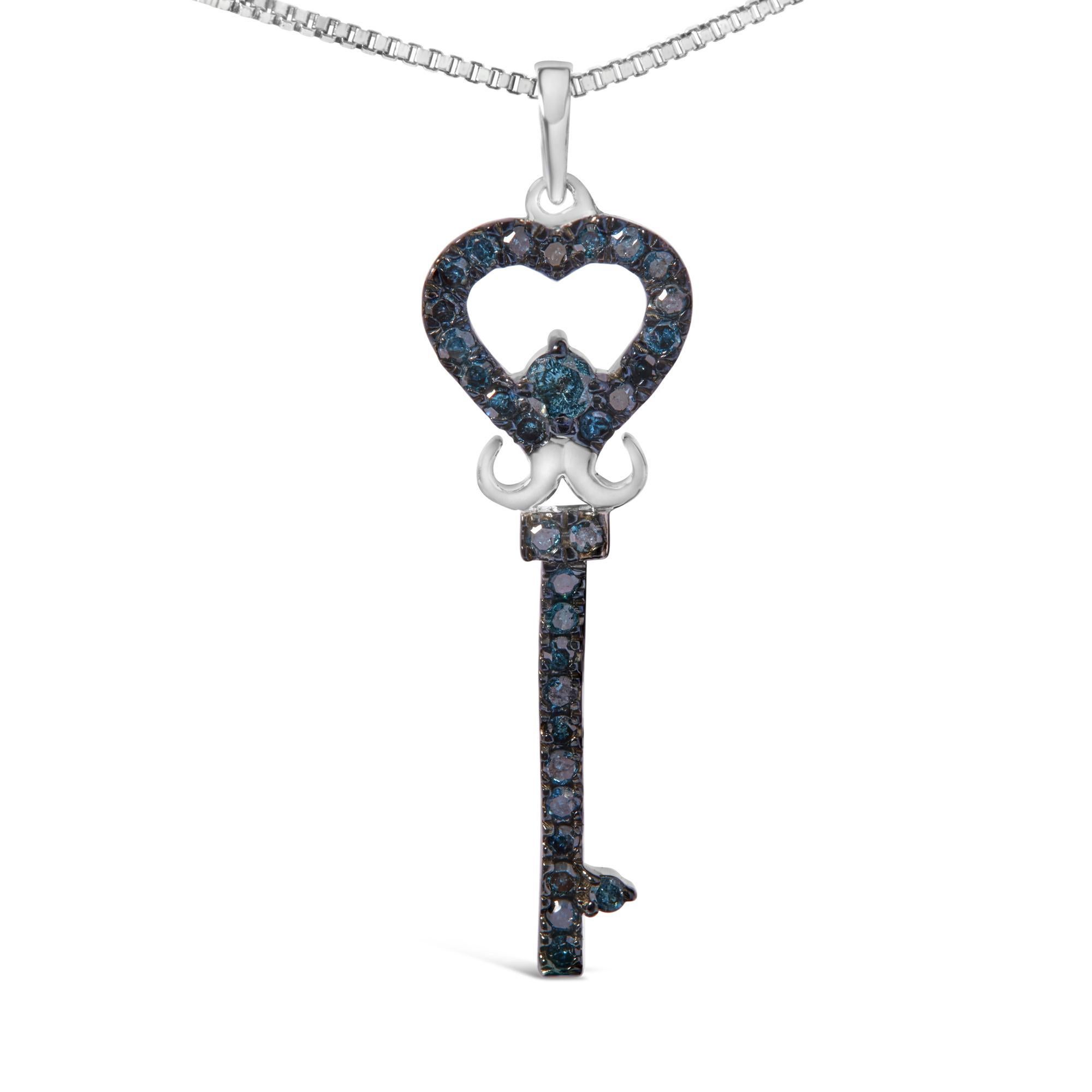 Scopri il segreto di un'eleganza senza tempo con questa squisita collana con ciondolo a forma di chiave in argento sterling, dove romanticismo e lusso si intrecciano. Realizzato in argento sterling 925 di alta qualità e impreziosito da una