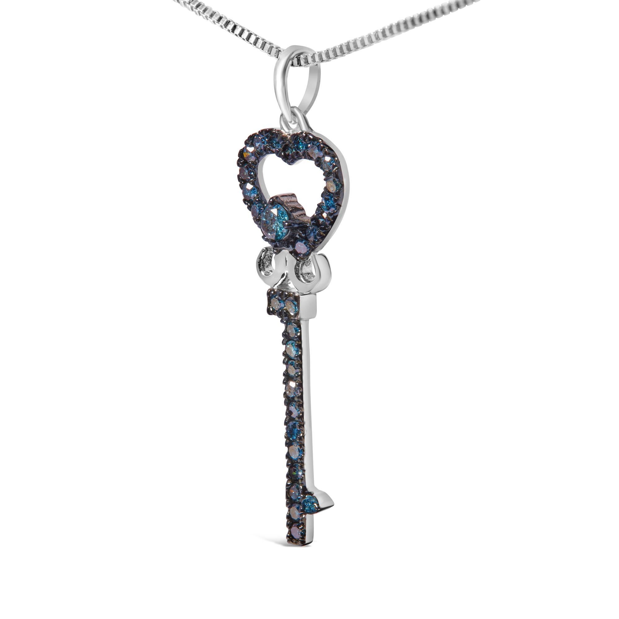 Moderno .925 A. Silver Collana con ciondolo a forma di chiave con diamante blu trattato da 1/3 Ctw in vendita