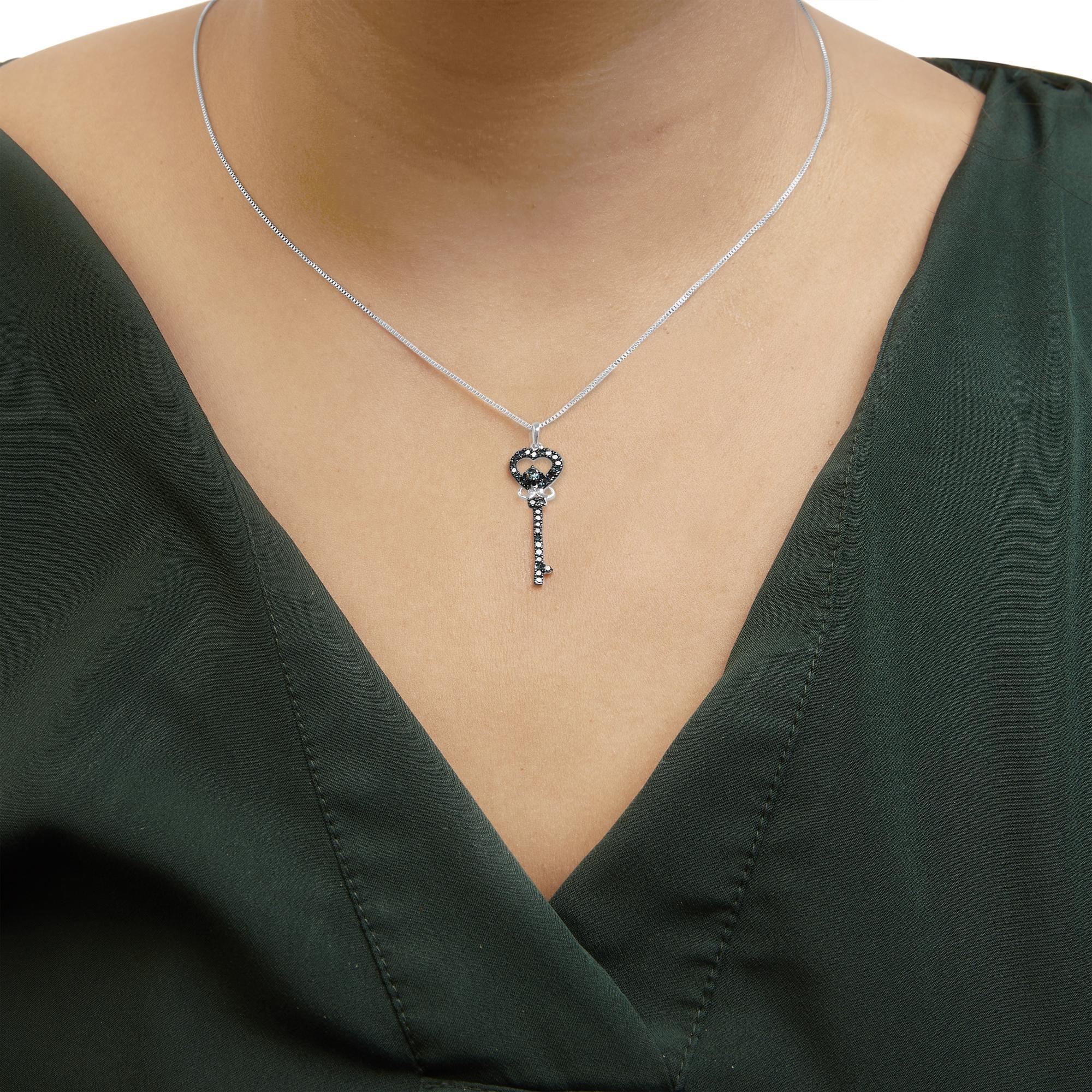 Taglio rotondo .925 A. Silver Collana con ciondolo a forma di chiave con diamante blu trattato da 1/3 Ctw in vendita