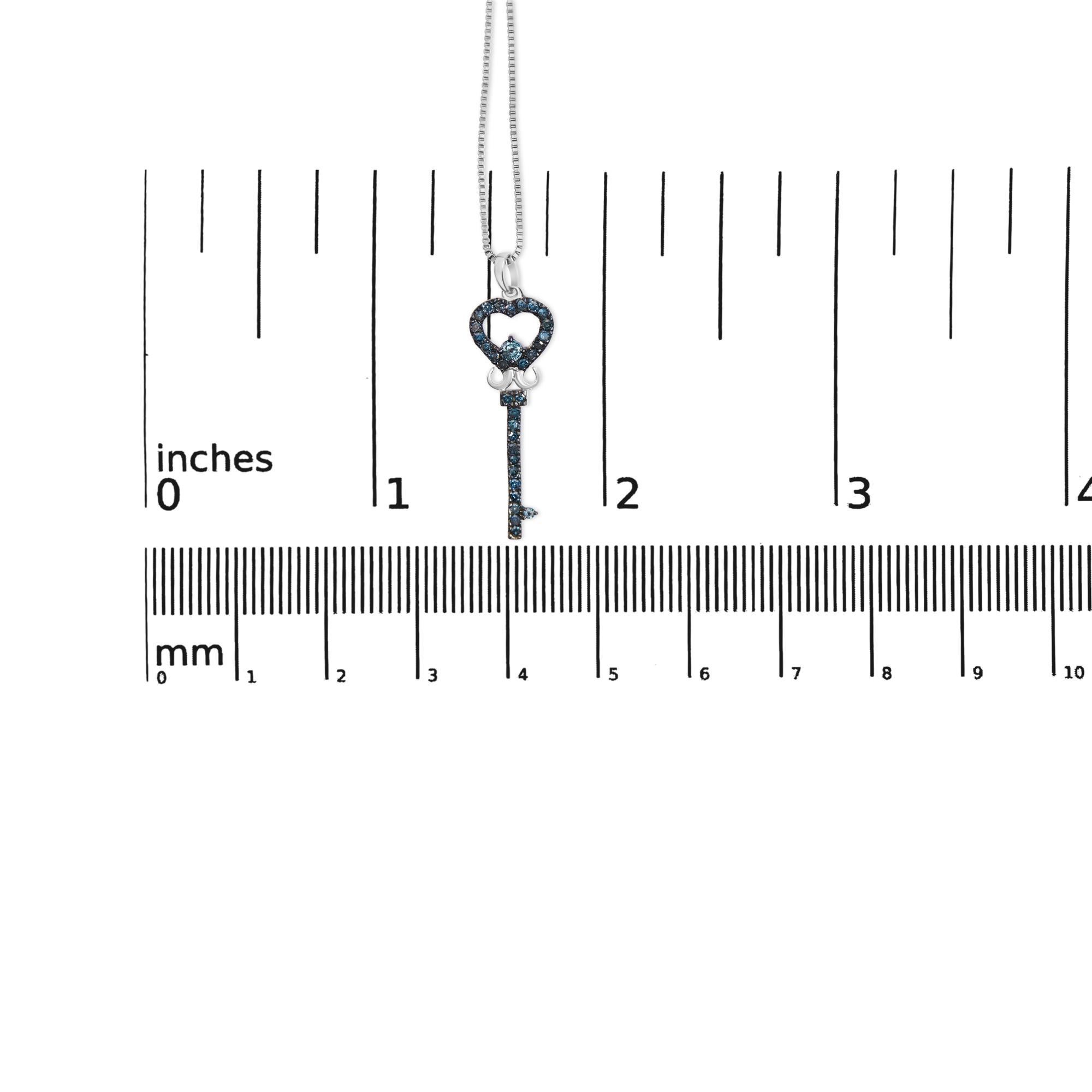 .925 A. Silver Collana con ciondolo a forma di chiave con diamante blu trattato da 1/3 Ctw In condizioni Nuovo in vendita a New York, NY