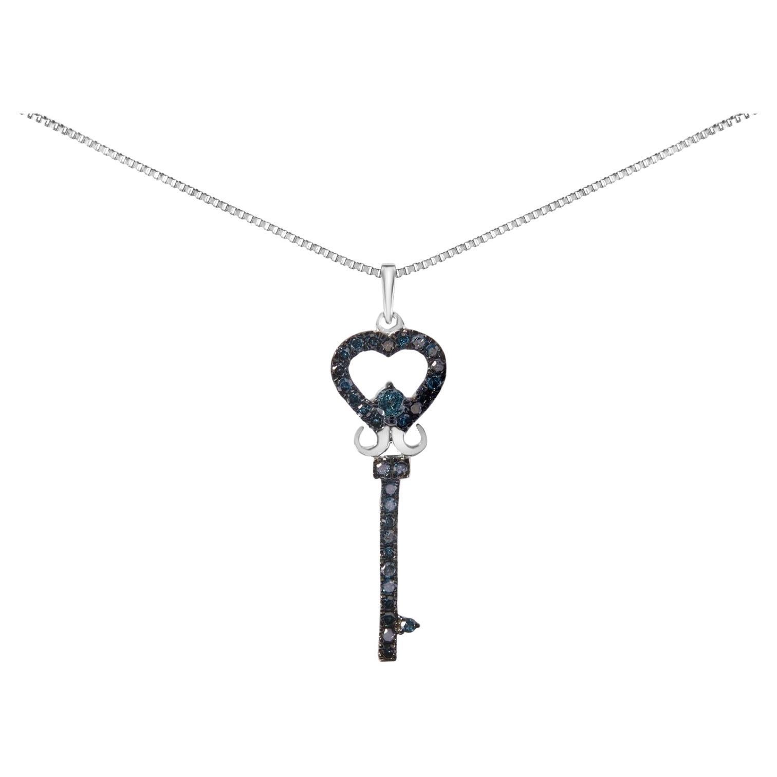 .925 A. Silver Collana con ciondolo a forma di chiave con diamante blu trattato da 1/3 Ctw