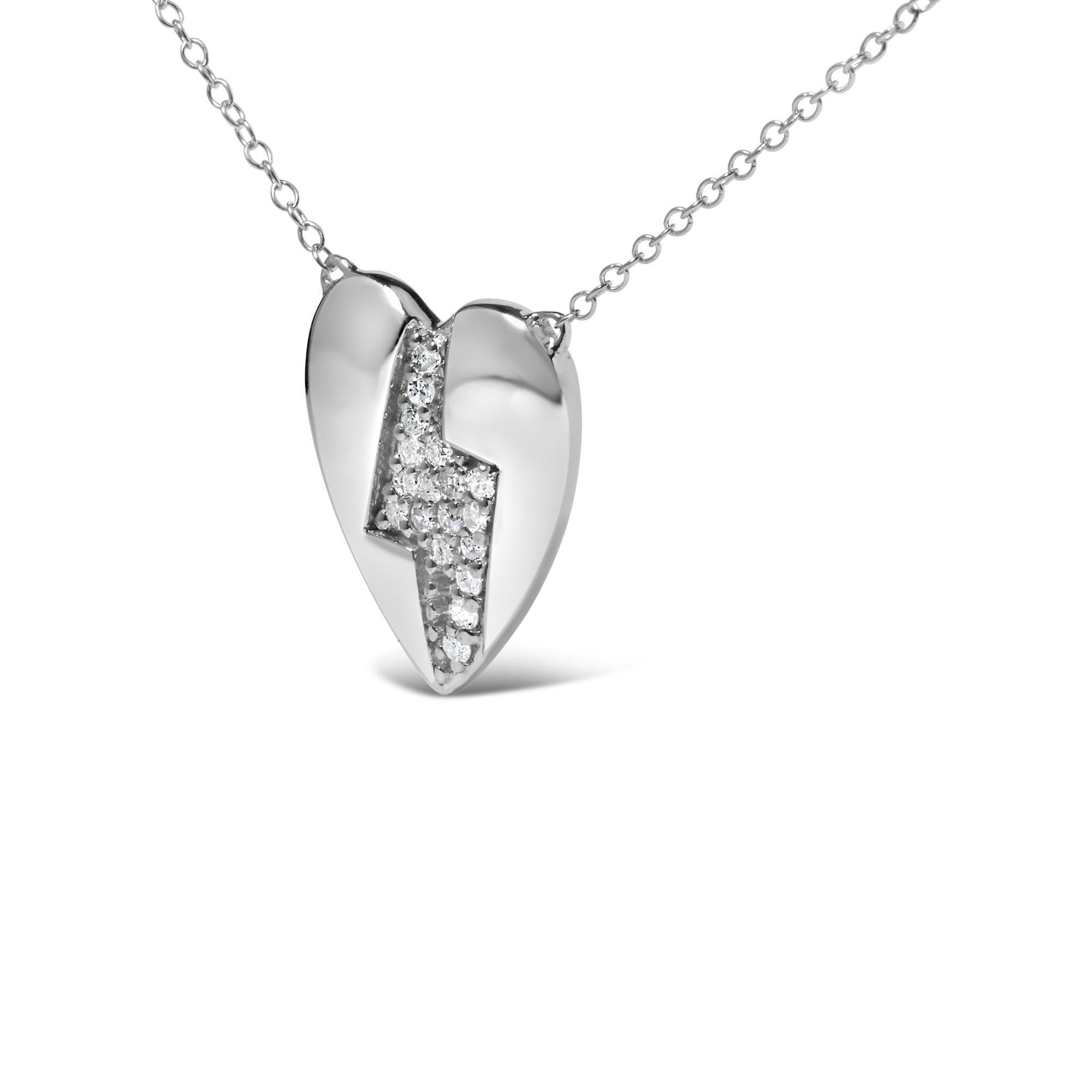 Moderno Collana con ciondolo a forma di cuore e fulmine in argento 925 con diamante da 1/3 Ctw in vendita