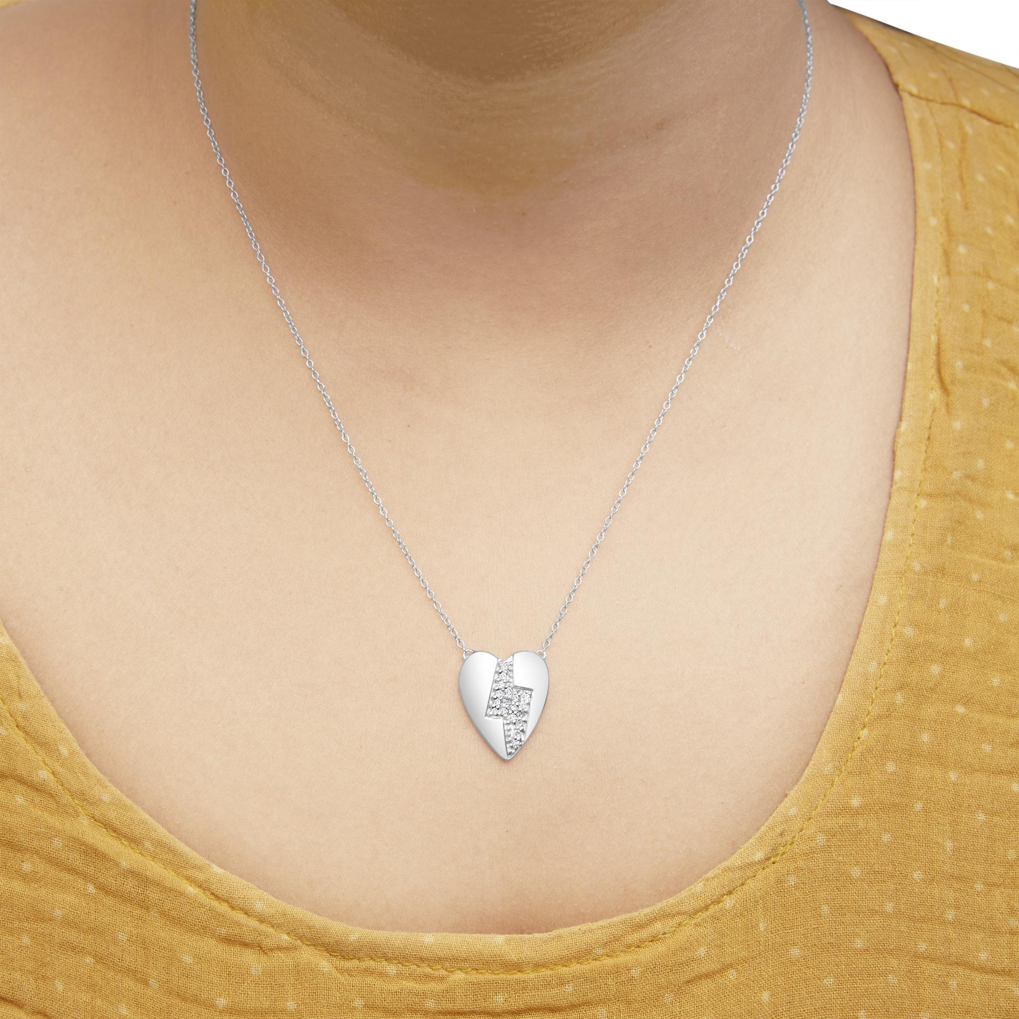 Taglio rotondo Collana con ciondolo a forma di cuore e fulmine in argento 925 con diamante da 1/3 Ctw in vendita