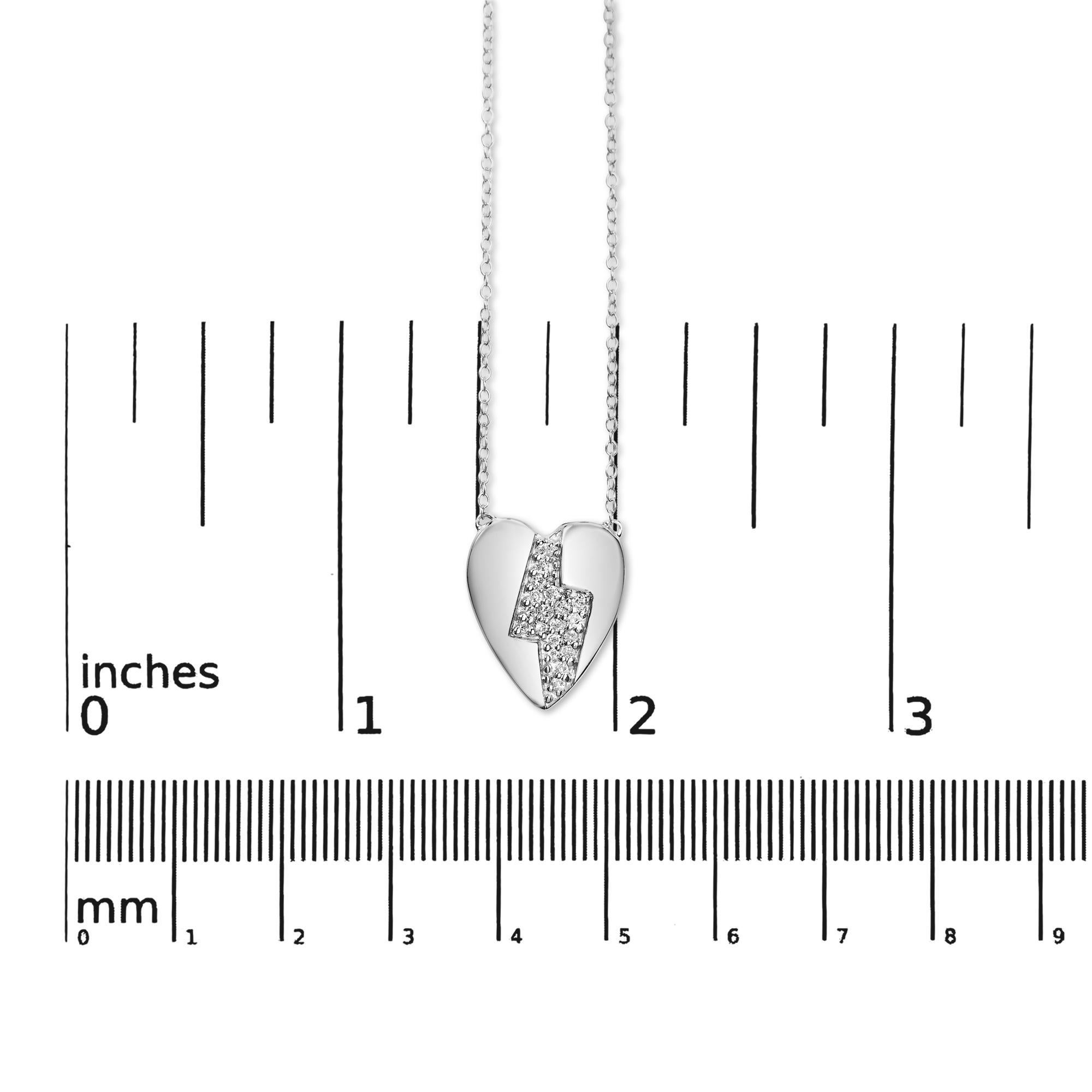 Collana con ciondolo a forma di cuore e fulmine in argento 925 con diamante da 1/3 Ctw In condizioni Nuovo in vendita a New York, NY