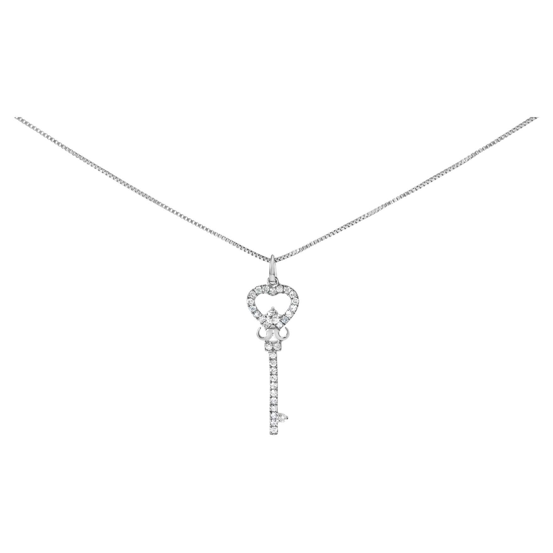 Collana con ciondolo da 18" in argento 925, 1/3 Ctw, tempestata di diamanti.