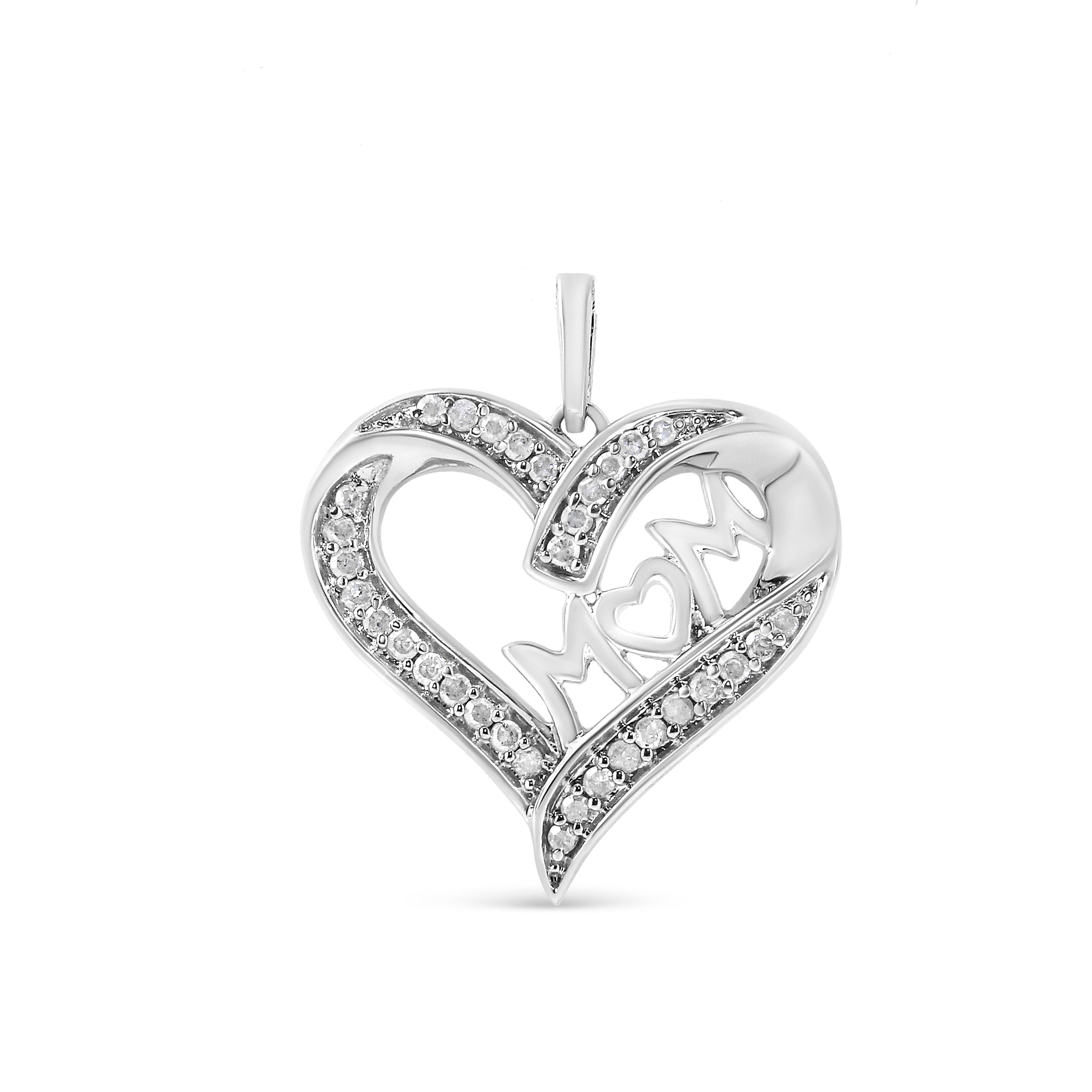 Taille ronde Collier pendentif en argent sterling gravé en forme de cœur avec diamants de 1/4 carat, .925 en vente