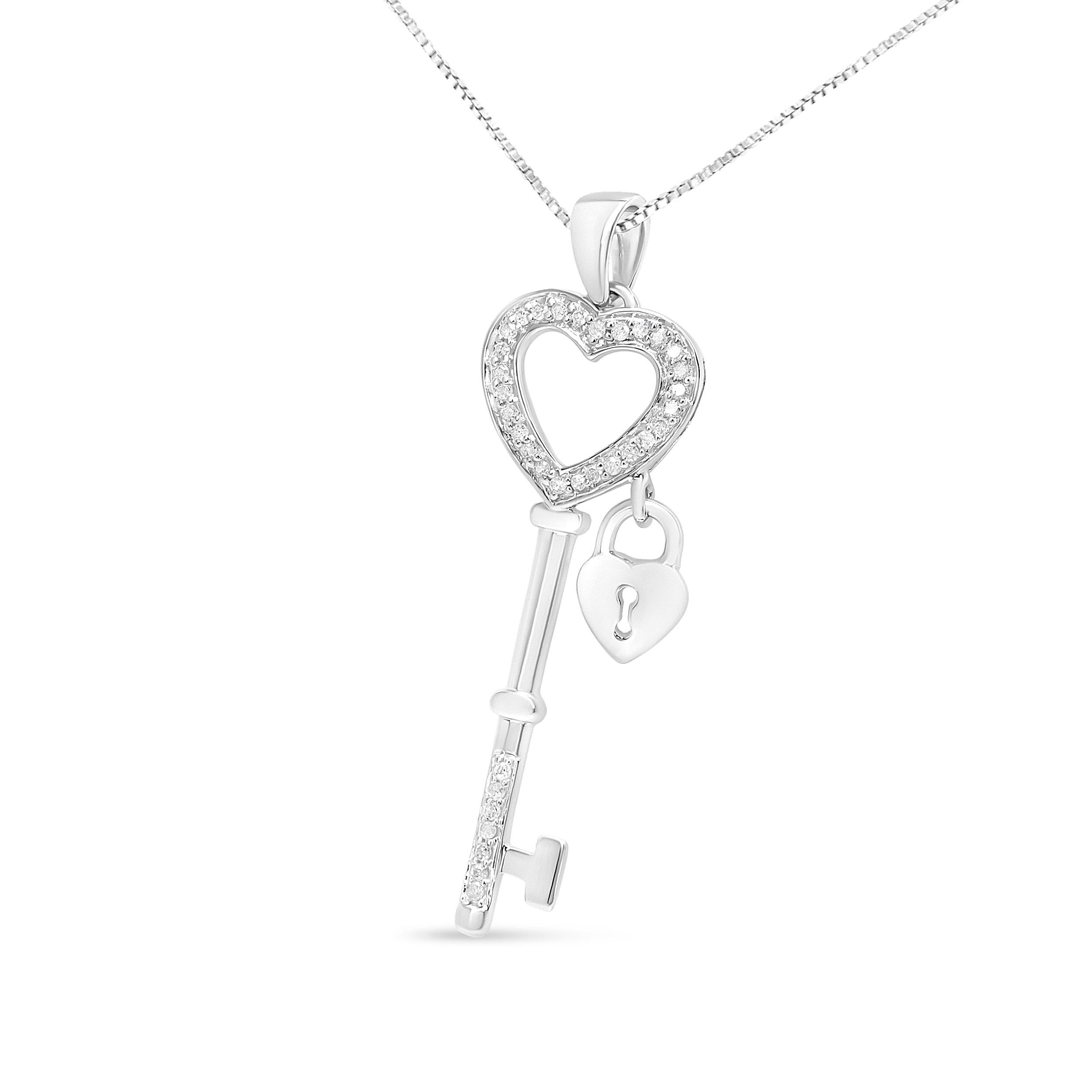 Apri la chiave del tuo cuore con questa splendida collana con ciondolo in argento 925. Questo pezzo elegante presenta un'accattivante serratura e chiave tempestata di diamanti, simbolo di amore e impegno eterni. Il pendente brilla con un totale di
