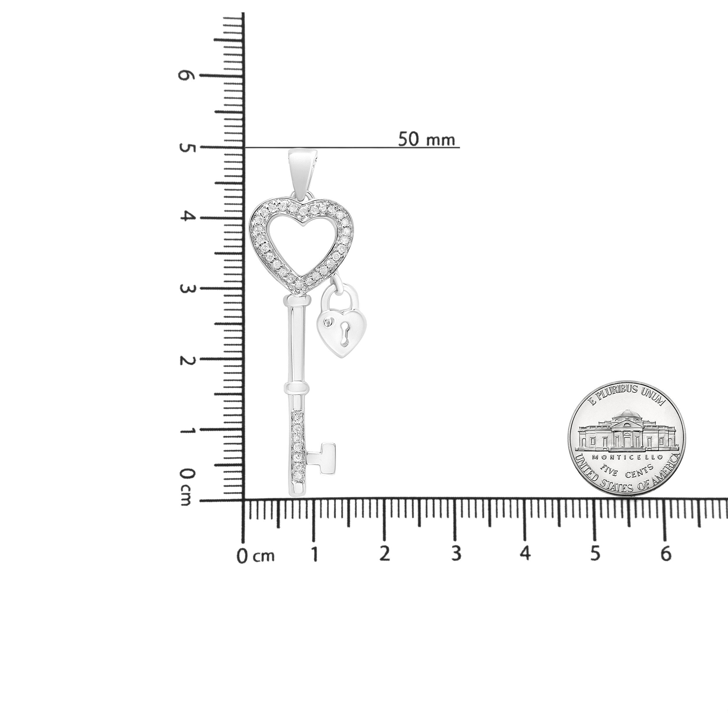 Collana con ciondolo a forma di serratura e chiave in argento 925 da 1/4 di carato con diamante da 18 pollici In condizioni Nuovo in vendita a New York, NY