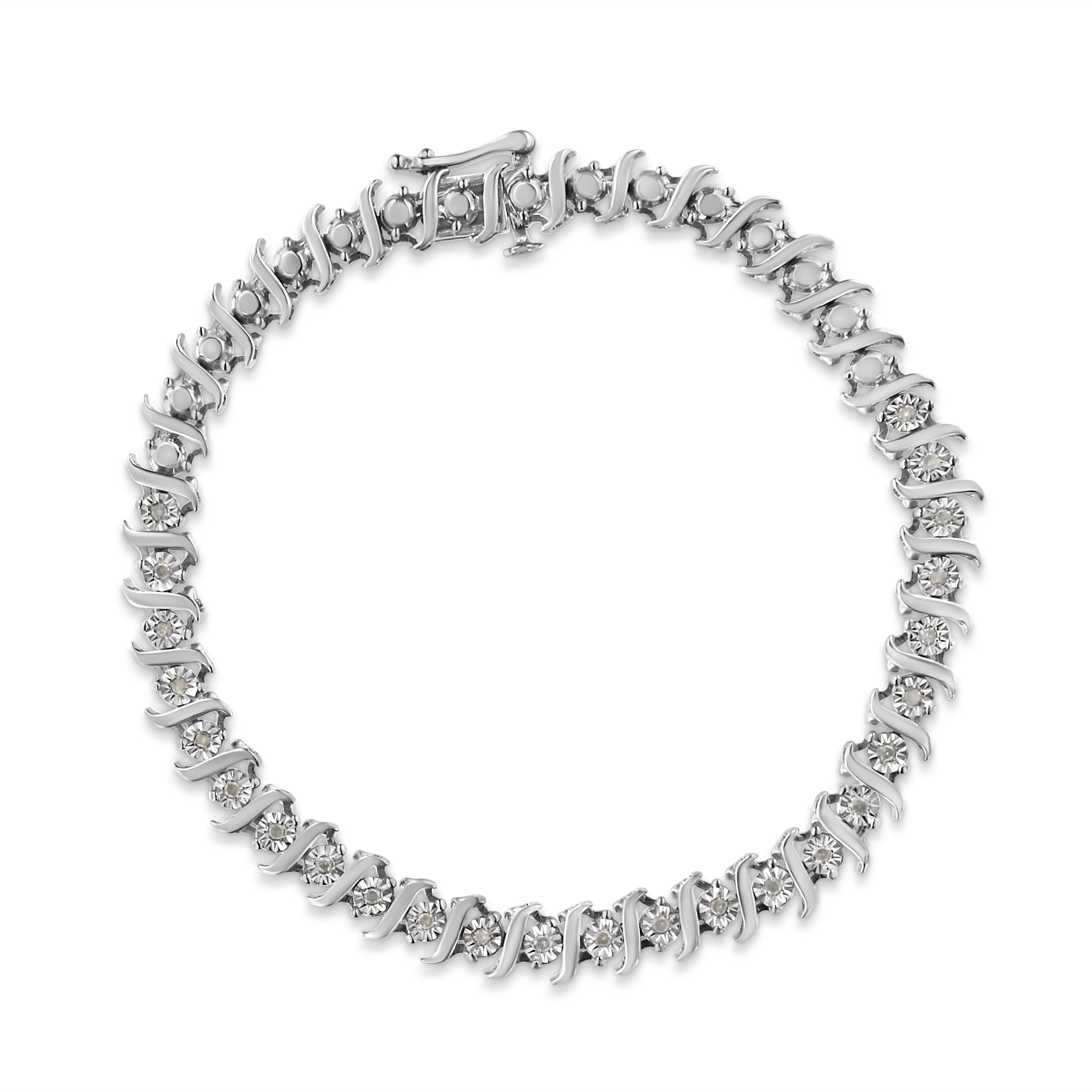 Classic and elegant, this beautiful silver bracelet is designed with an alternating pattern of 