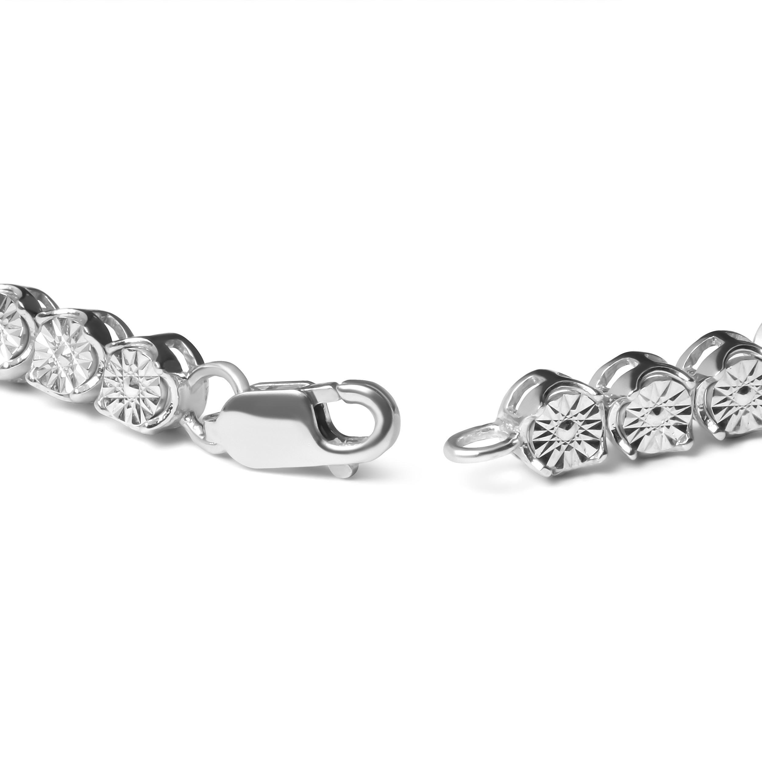 Dieses atemberaubende Tennisarmband ist aus kühlem 925er Sterlingsilber gefertigt und verkörpert pure Eleganz. Die Details dieses Armbands legen die Messlatte hoch: runde Glieder mit einzelnen runden Diamanten, die in eine Wunderplatte gefasst sind,