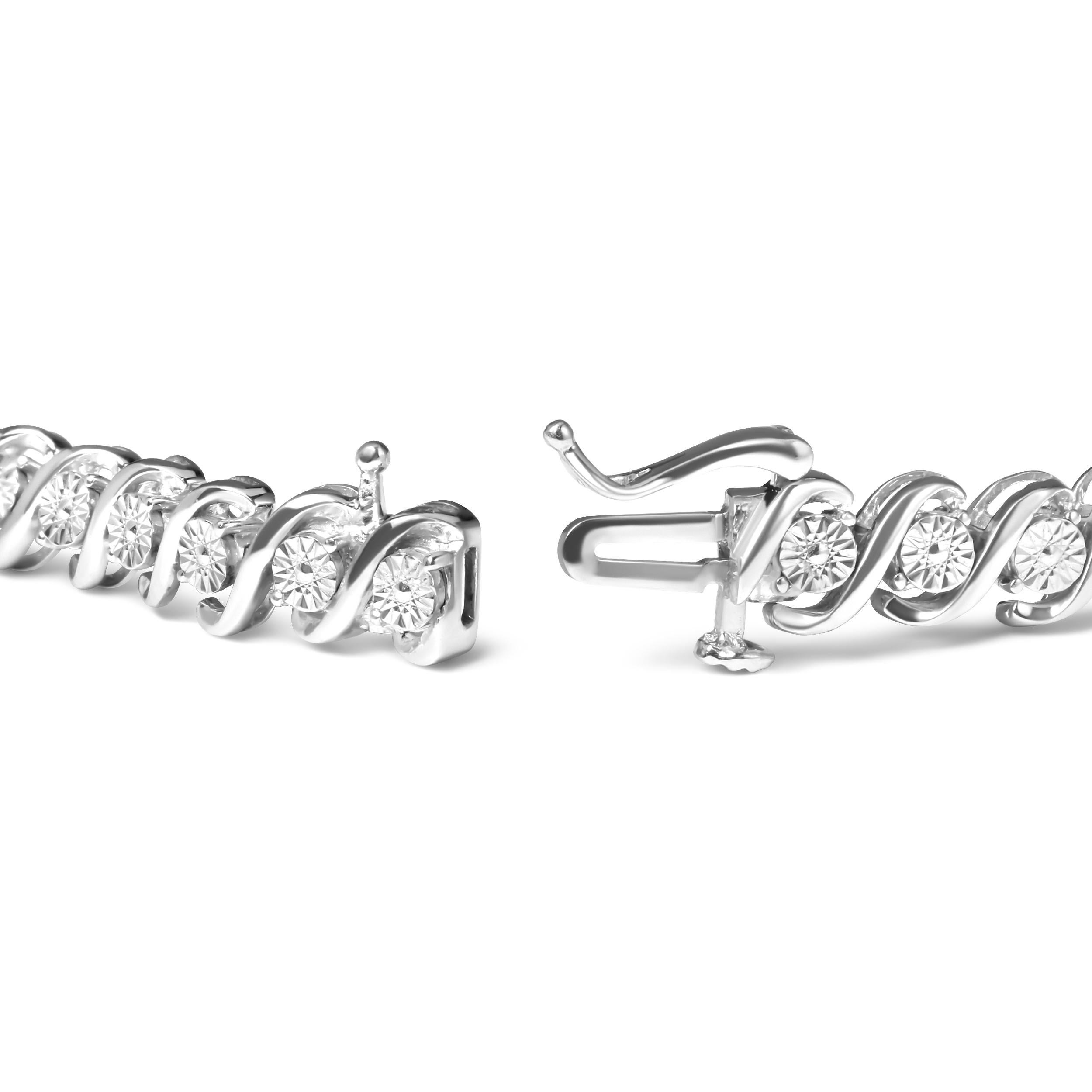 Laissez-vous séduire par la beauté délicate de ce bracelet tennis de 7,25 pouces en argent sterling .925, serti de diamants et de perles de 1/4 Cttw. Chaque diamant de taille ronde est serti dans une monture miracle, créant un effet visuel