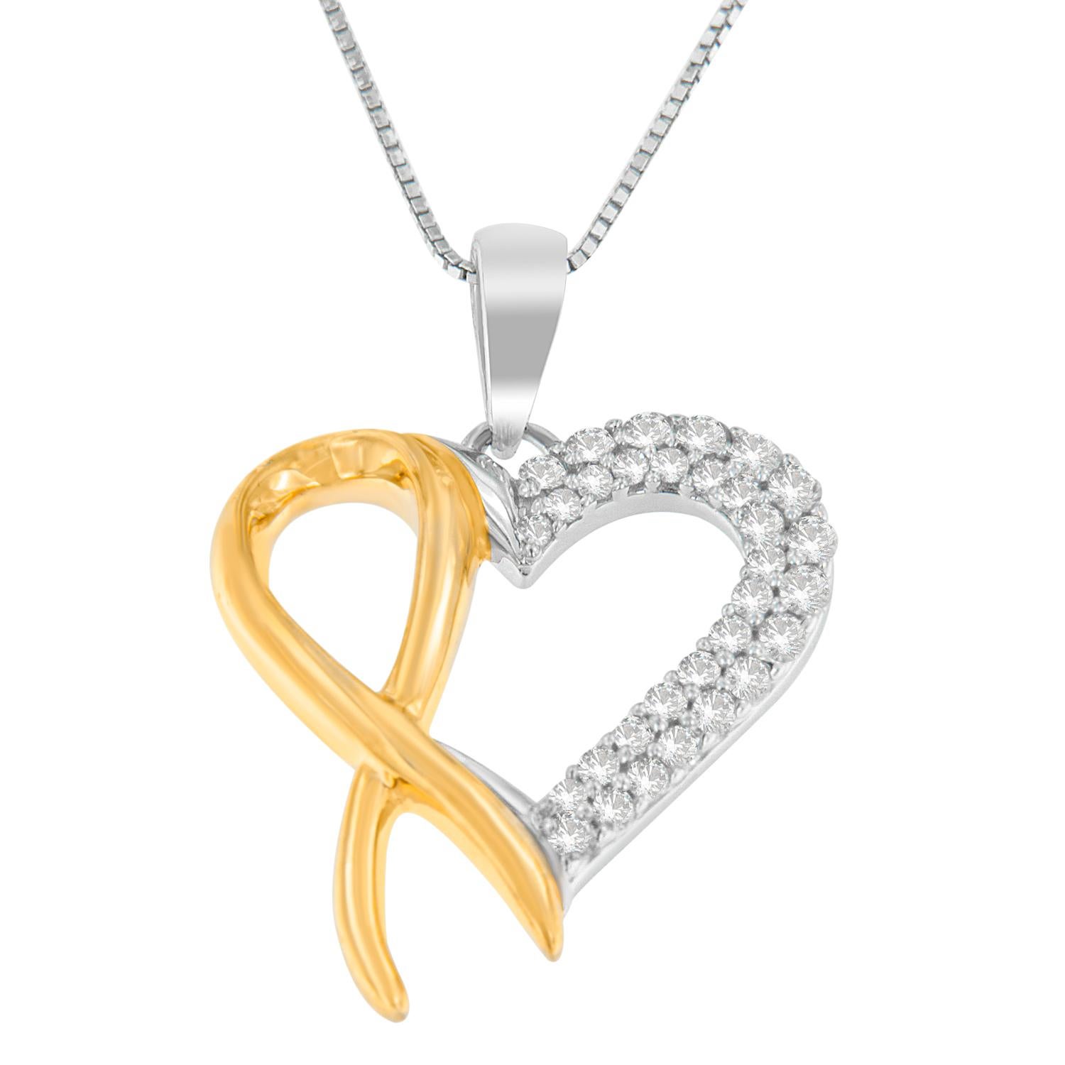 Questa splendida collana presenta un doppio disegno di nastro e cuore. Il materiale bicolore utilizzato per la sua costruzione ne esalta la grazia. Il nastro è impreziosito da un ricco oro rosa e il cuore è realizzato in argento sterling lucido.