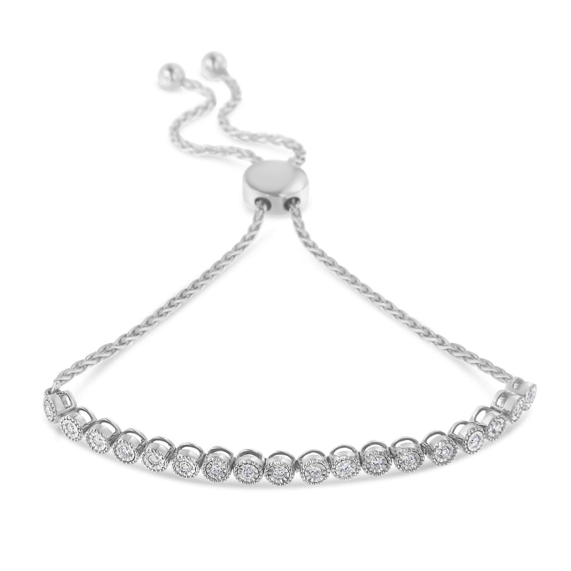 Abraza la elegancia atemporal con esta exquisita pulsera bolo tenis ajustable de plata de ley .925, diseñada para captar la esencia del estilo sofisticado. Esta encantadora pieza presenta una serie de diamantes redondos naturales, cada uno engastado