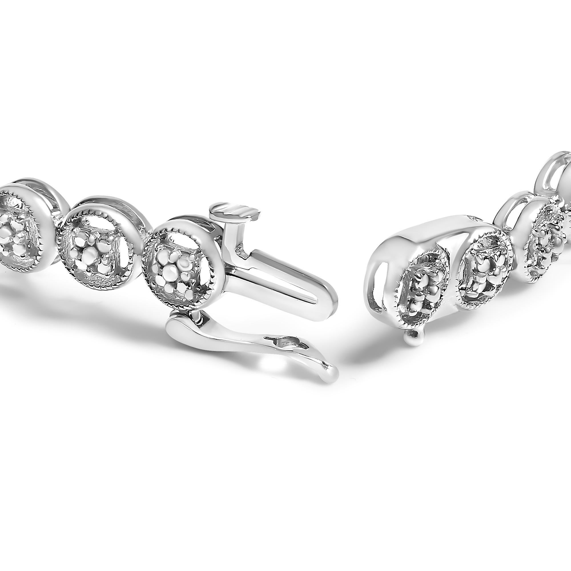 Ornez vous de ce magnifique bracelet de tennis en diamants lors de n'importe quel événement pour une touche d'éblouissement et d'élégance classique. Fabriqué en argent sterling .925, ce design séduisant est orné de diamants naturels scintillants,