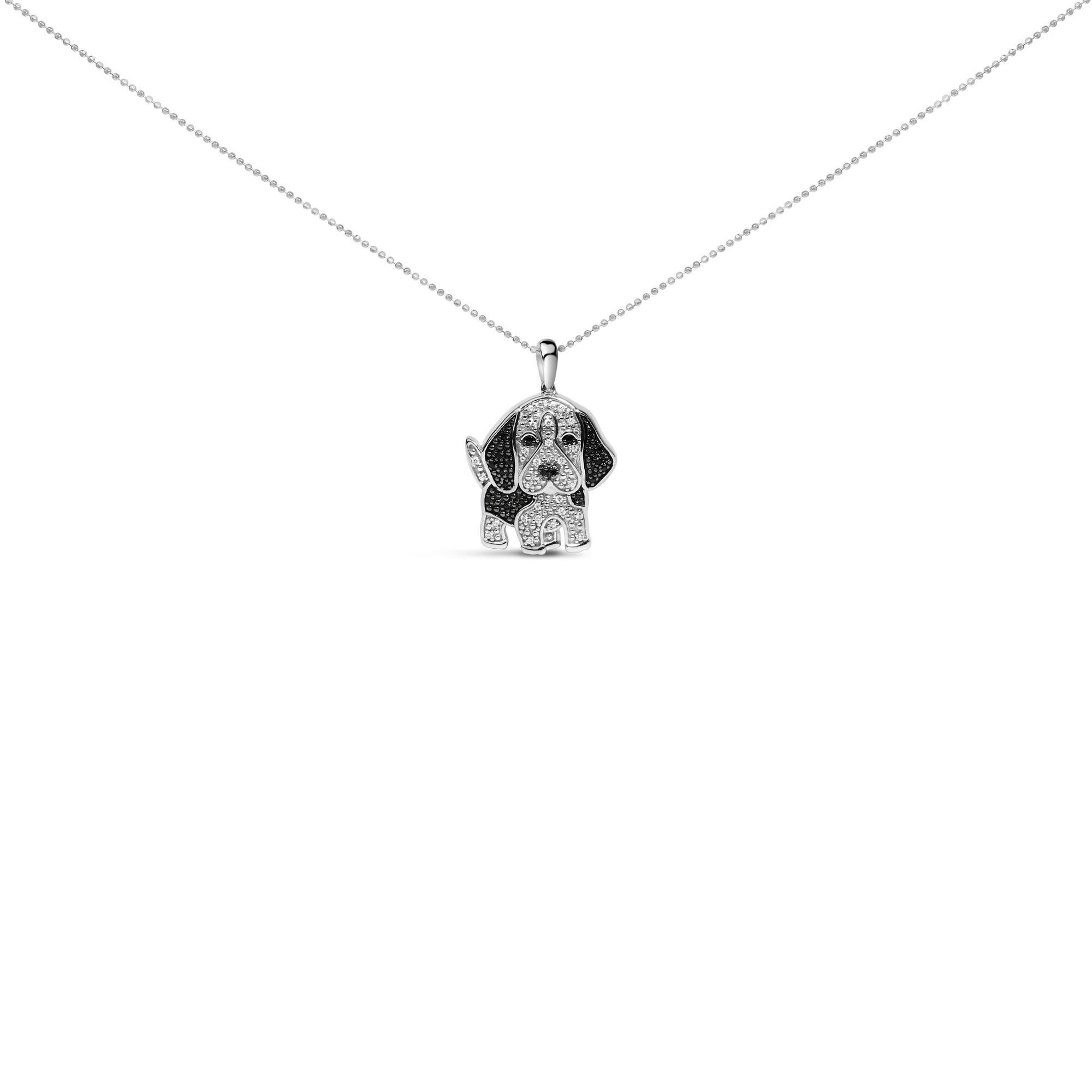 Capturando la adorable esencia de un basset hound, este exquisito colgante es un tesoro para cualquier amante de los perros. Fabricado en plata de ley 925, presenta un encantador motivo de sabueso basset, brillantemente adornado con 1/4 quilate de