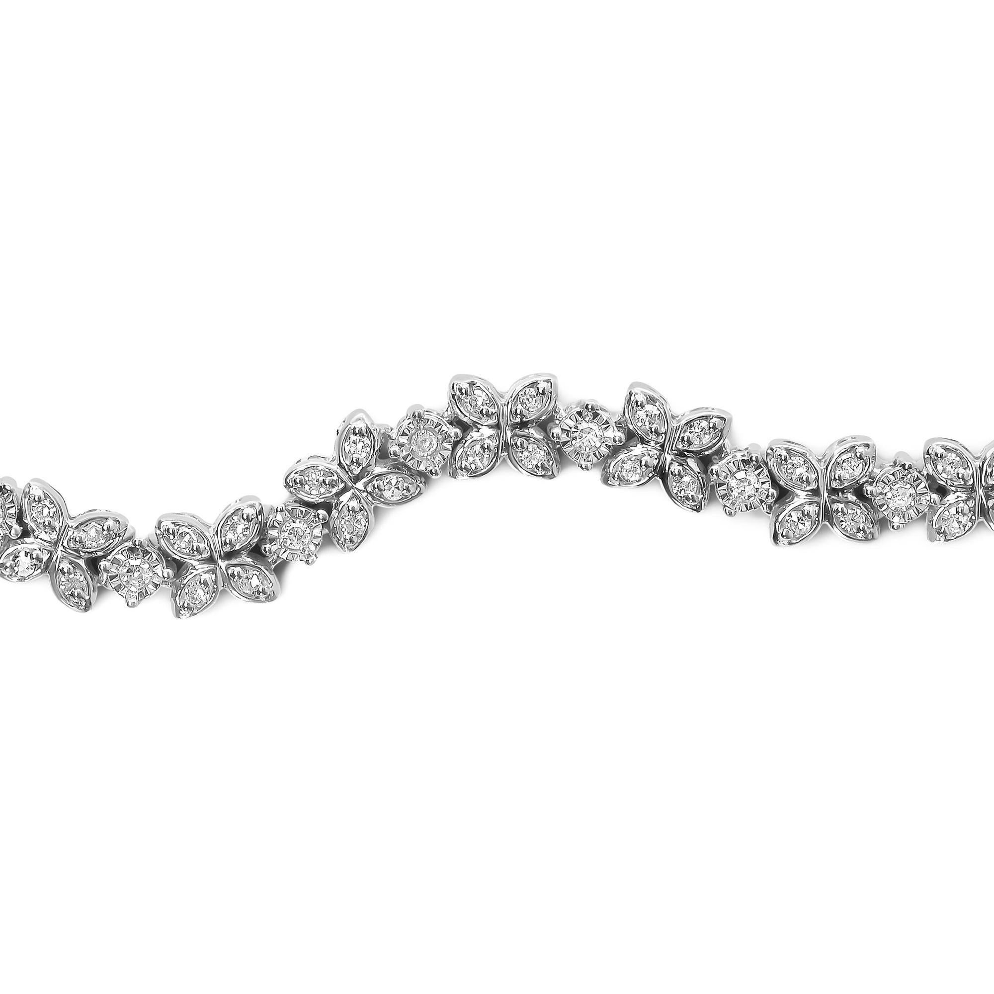Lasciati sedurre dalla bellezza lussuosa di questo splendido bracciale bolo con diamanti a forma di marquise. Realizzato in argento sterling 925, questo squisito pezzo presenta 44 diamanti rotondi, tutti di origine naturale, per un peso totale di