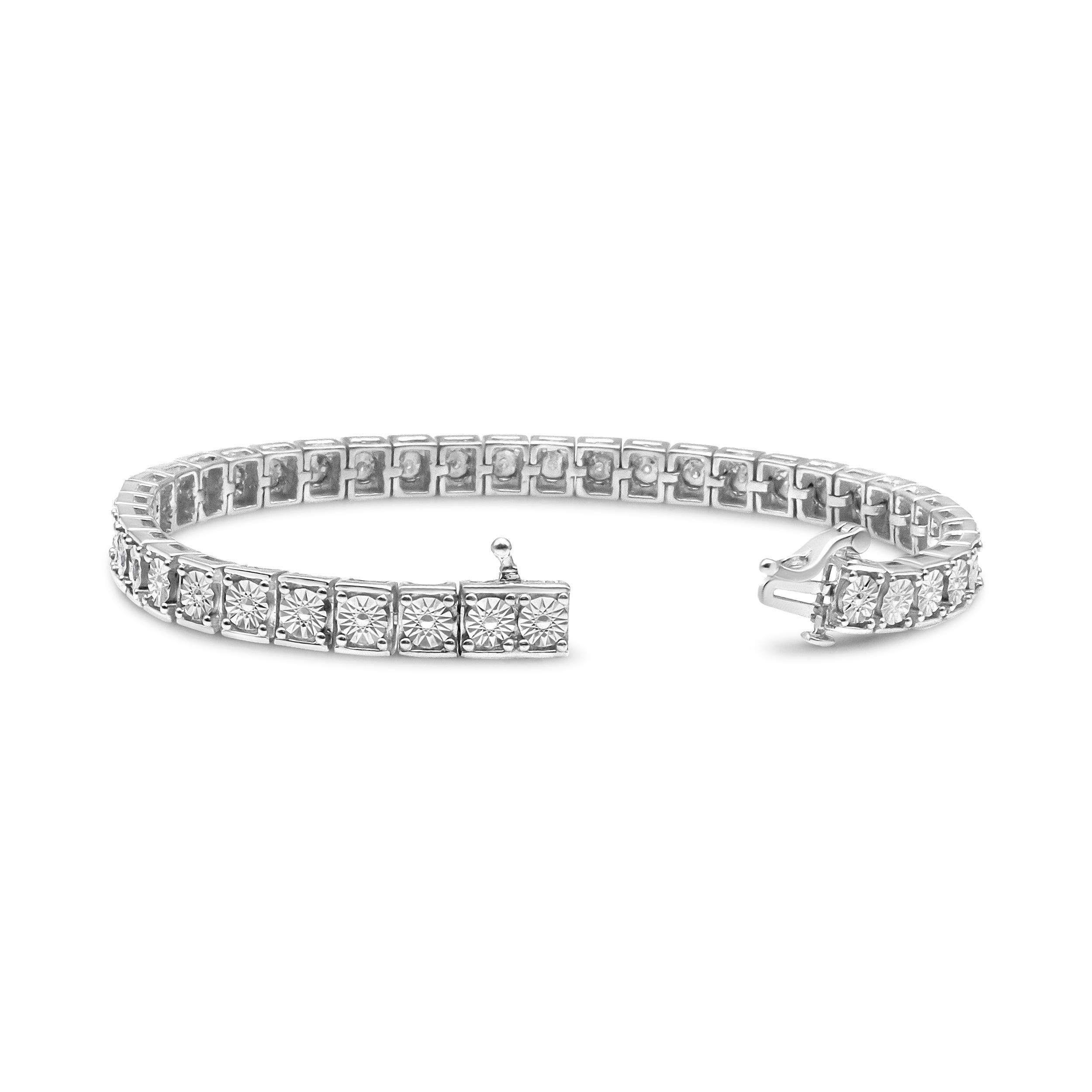 Vuoi migliorare il tuo gioco di braccialetti da tennis? Questo splendido pezzo presenta 25 diamanti rotondi naturali per un totale di 1/4 di carato con maglie a perline alternate per una maggiore brillantezza. Incastonato con una montatura
