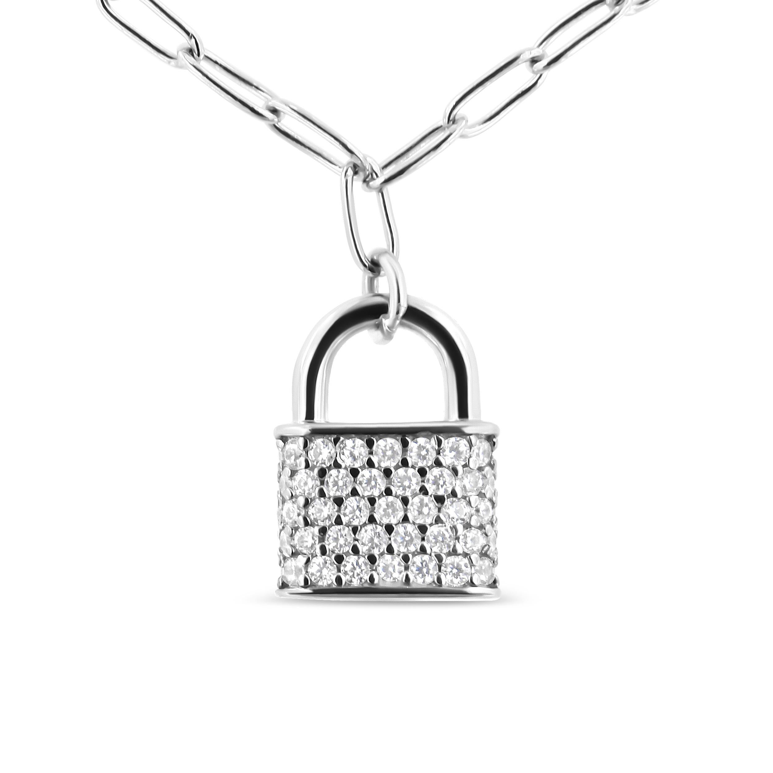 Ce collier pendentif exquis est fabriqué à partir d'argent sterling .925 de qualité supérieure et arbore un superbe motif de serrure en diamant de 1/4 cttw. Les diamants, de couleur H-I et d'une pureté minimale de SI2-I1, sont sélectionnés à la main