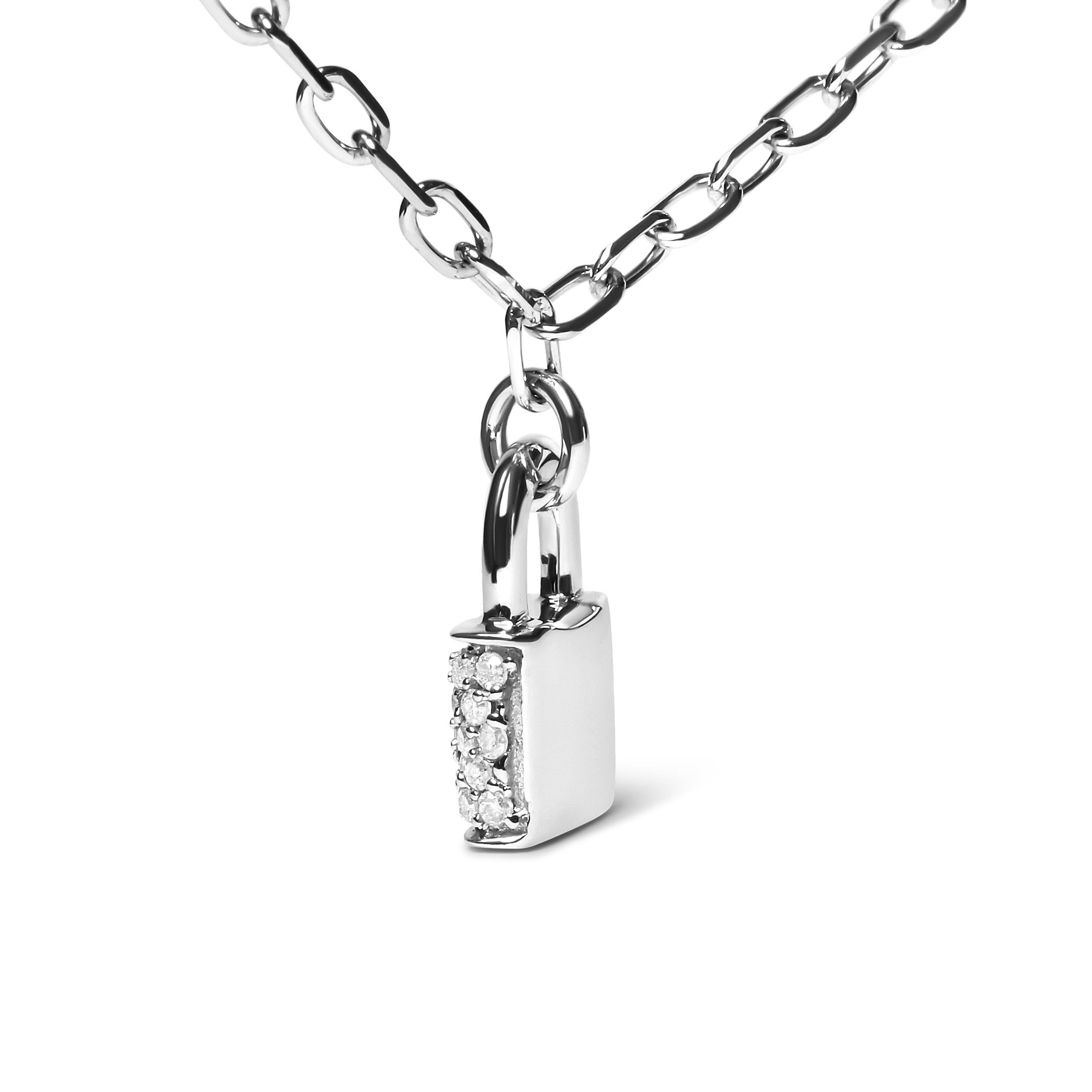 Moderne .925 Sterling Silver 1/4 Cttw Diamond Lock Necklace with Paperclip Chain (Collier en argent sterling avec chaîne en forme de trombone) en vente