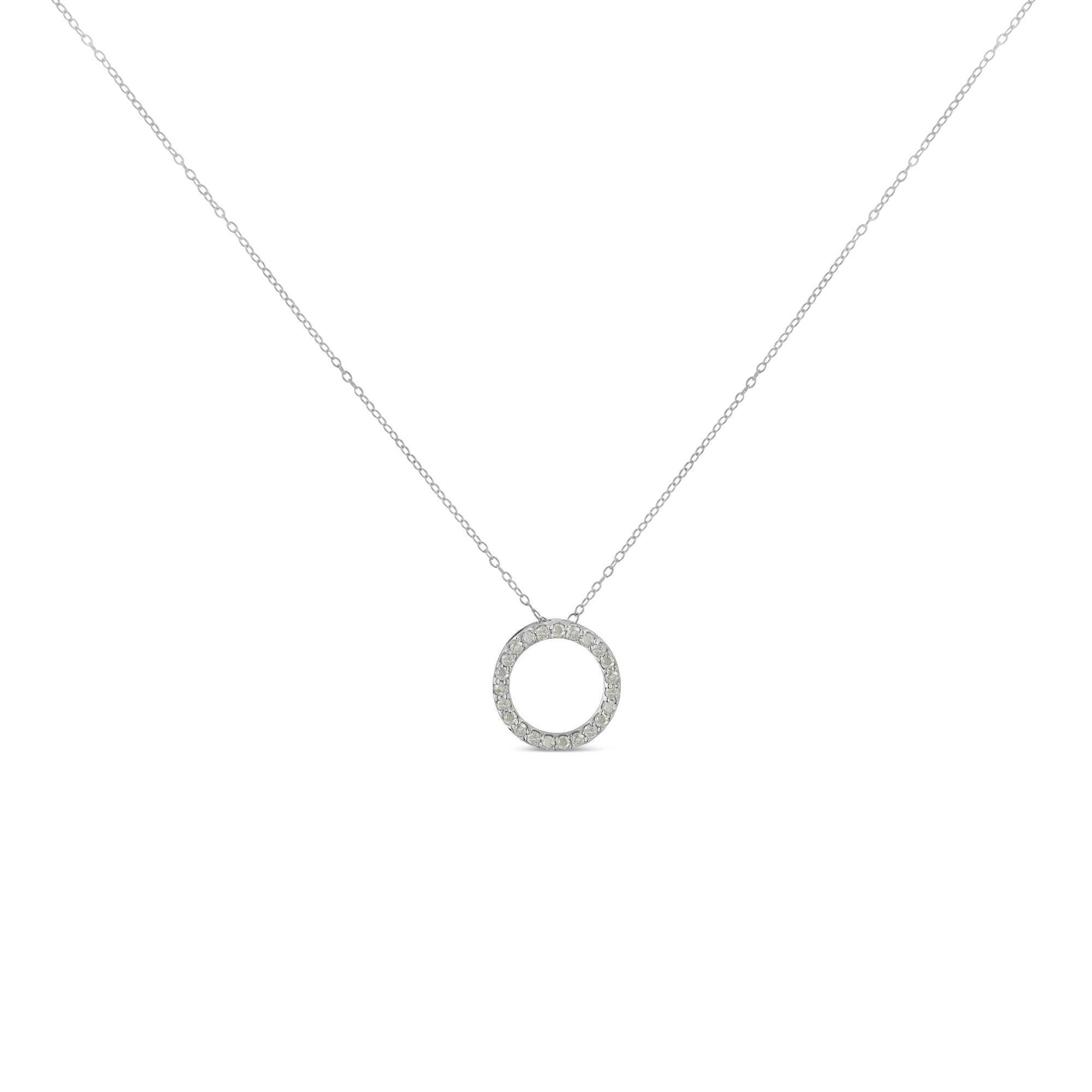 Ce spectaculaire collier pendentif circulaire est fabriqué à la main avec de l'argent sterling .925 de la plus haute qualité et de magnifiques diamants authentiques. Ce collier pendentif utilise un design classique à pinces partagées pour mettre en