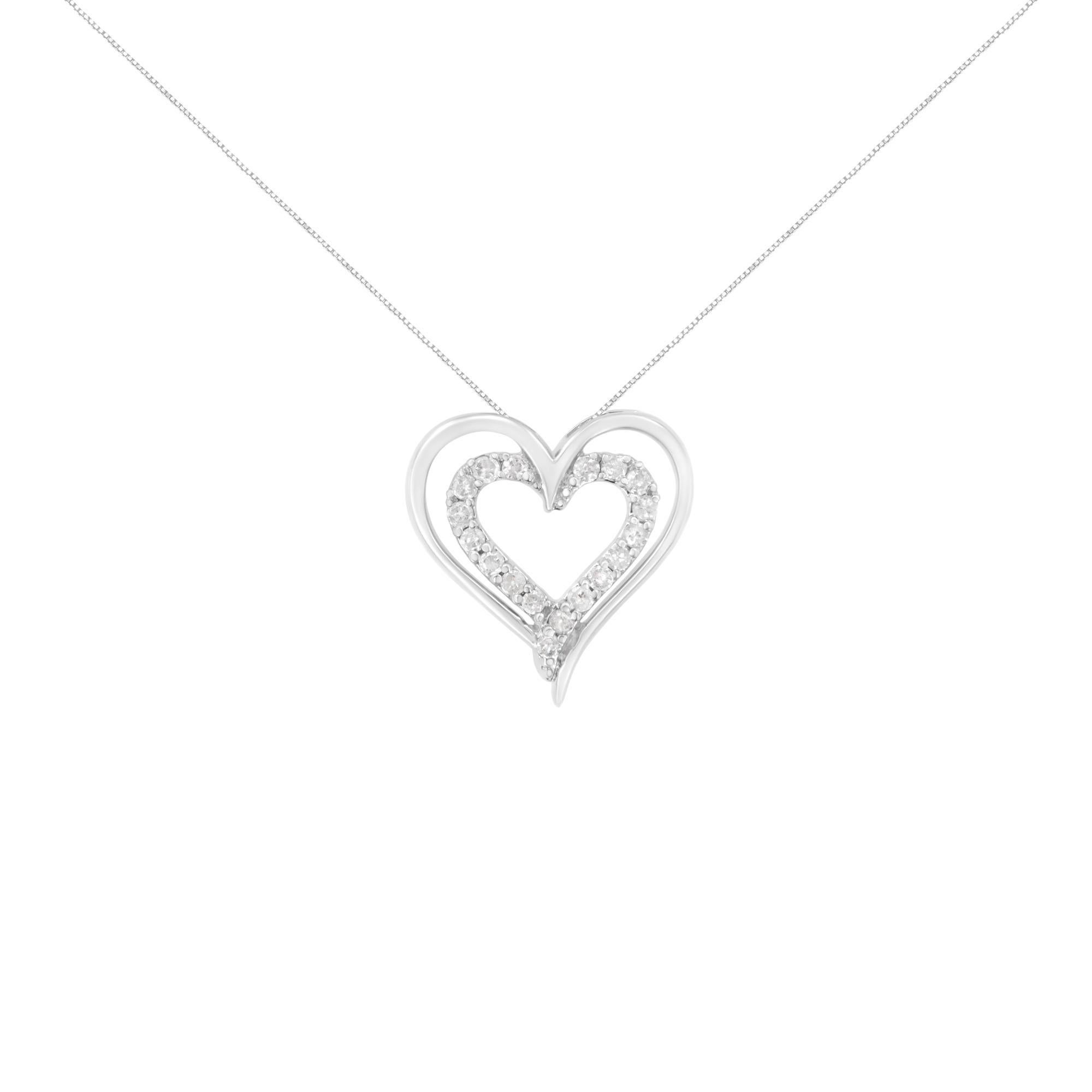 Questa collana con doppio cuore è un bellissimo simbolo d'amore. Realizzato in argento sterling, questo design è caratterizzato da 1/4ct TDW di diamanti. Un cuore aperto in argento sterling lucido racchiude un cuore più piccolo intarsiato con