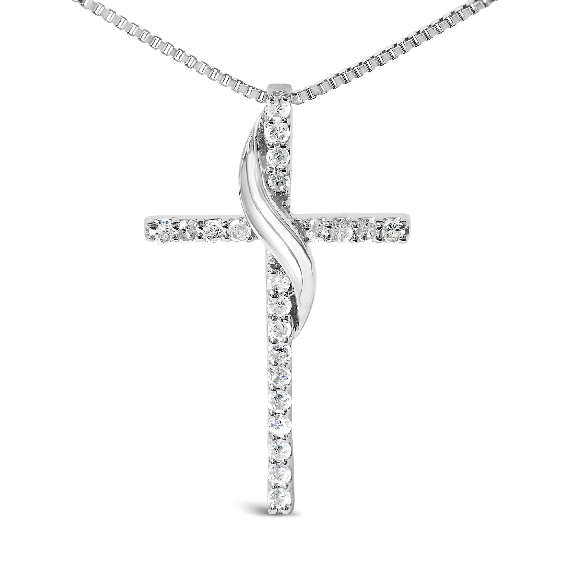 Abbraccia una sublime miscela di fede e finezza con questa incantevole collana, meticolosamente realizzata in argento 925 rodiato. Al centro, una croce delicatamente proporzionata, che misura 3/4 di pollice, funge da tela per un'ipnotica danza di