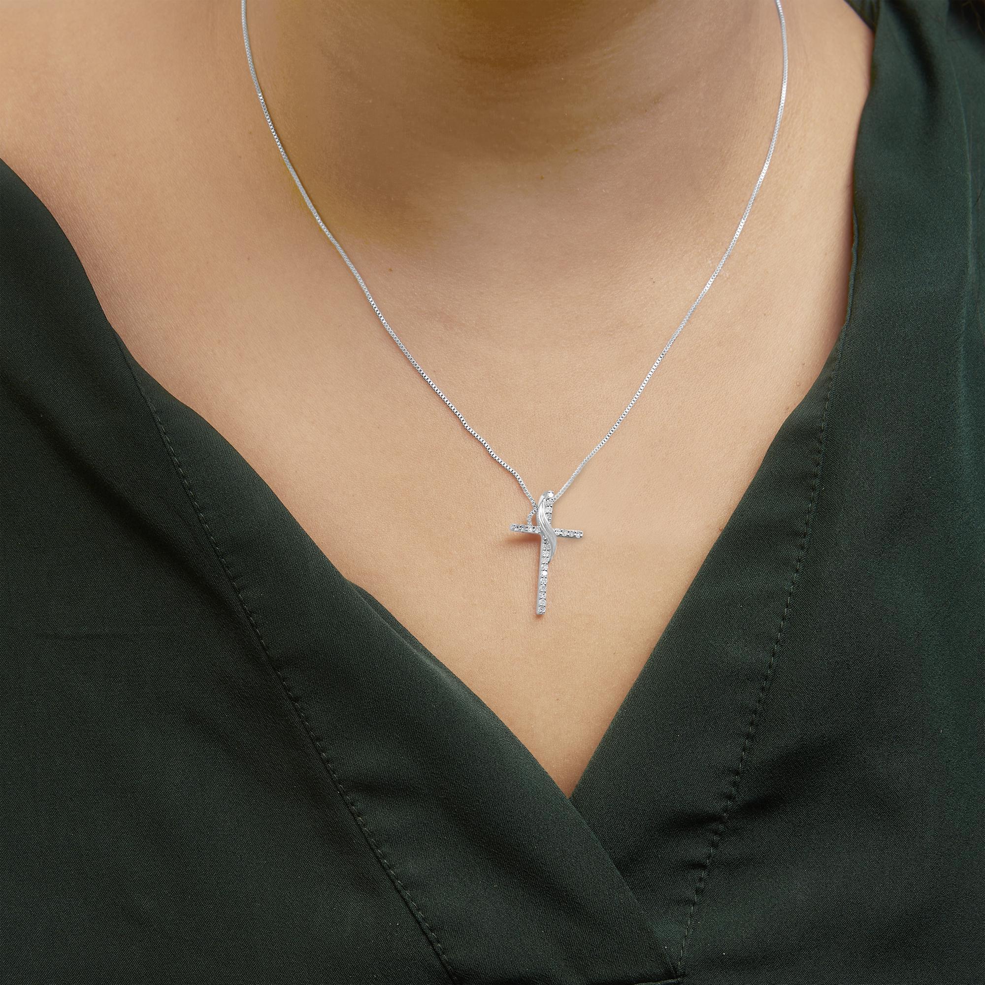 Taglio rotondo Collana con ciondolo a forma di nastro e croce in argento 925 con 1/4 di carato di diamante