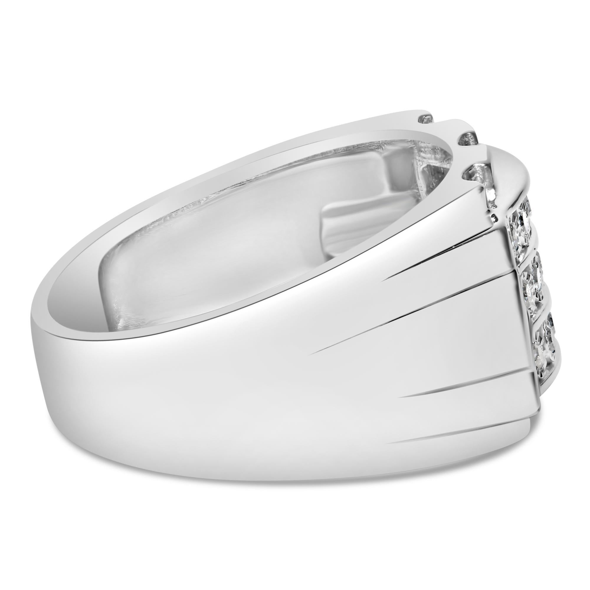 Eleganza luminosa per questo anello a fascia con tre file di diamanti in argento 925 da 1/4 di carato, una sinfonia armoniosa di artigianalità e stile. Lucidata a specchio, la fascia in argento sterling si allarga con grazia sulla cresta, cullando