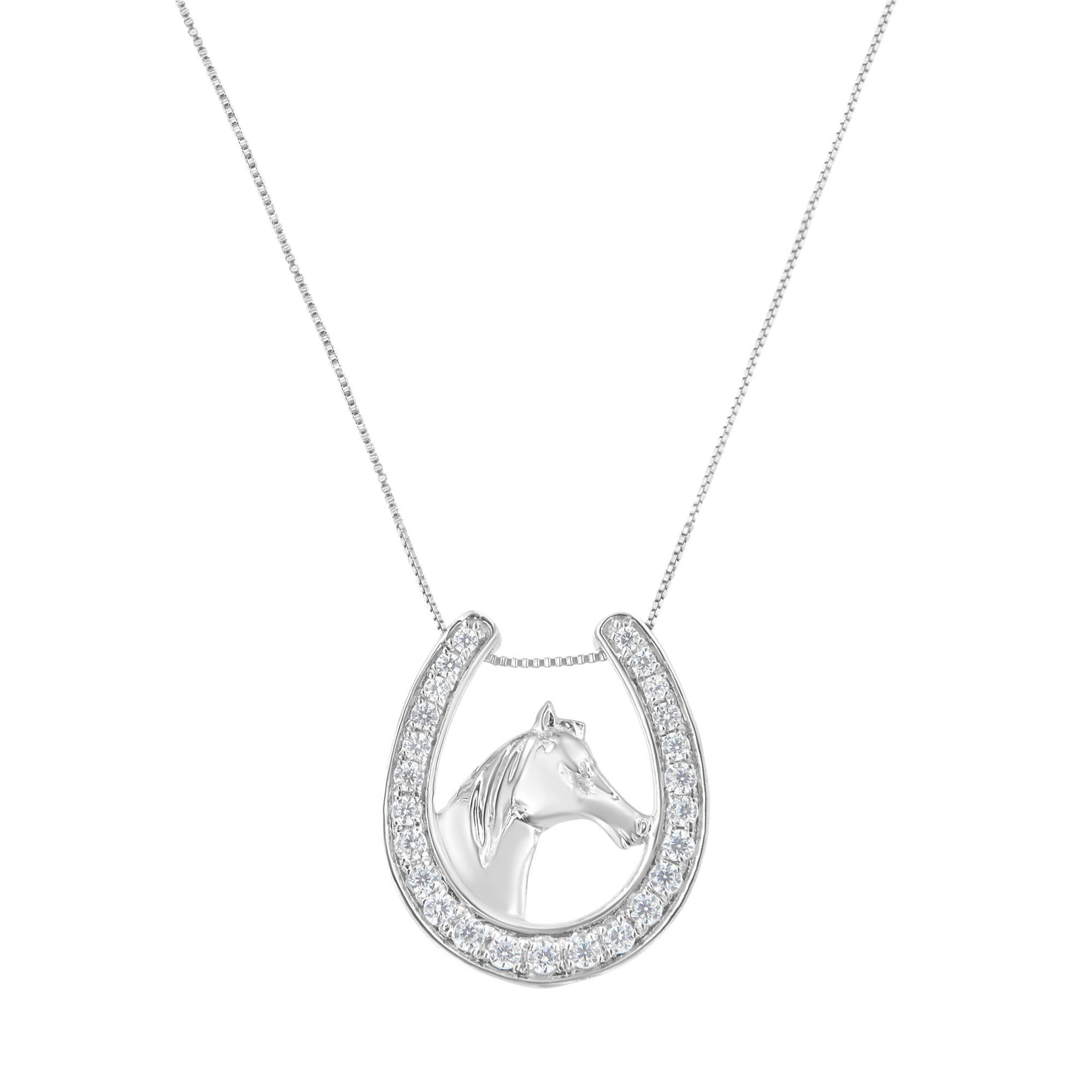Una dolce collana con pendente a ferro di cavallo che brilla con diamanti rotondi taglio brillante. Il dettaglio del cavallo al centro lo rende perfetto per i cavalieri. Realizzato in argento sterling, ha un peso totale di diamanti di 1/4 di carato.