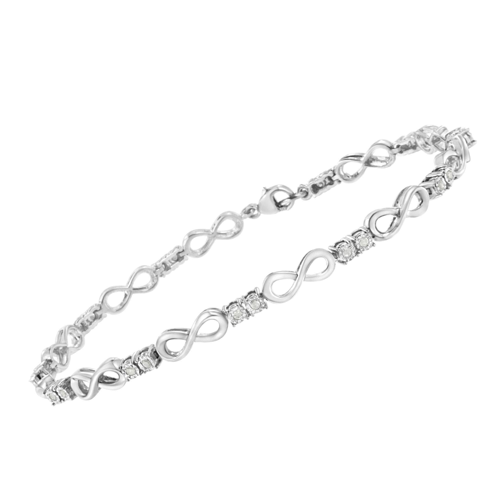 Questo elegante bracciale in argento sterling presenta un diamante naturale di 1/4 di carato di qualità promozionale. Questo gioiello è caratterizzato da un motivo alternato di maglie a forma di infinito in argento sterling e da 2 diamanti a taglio