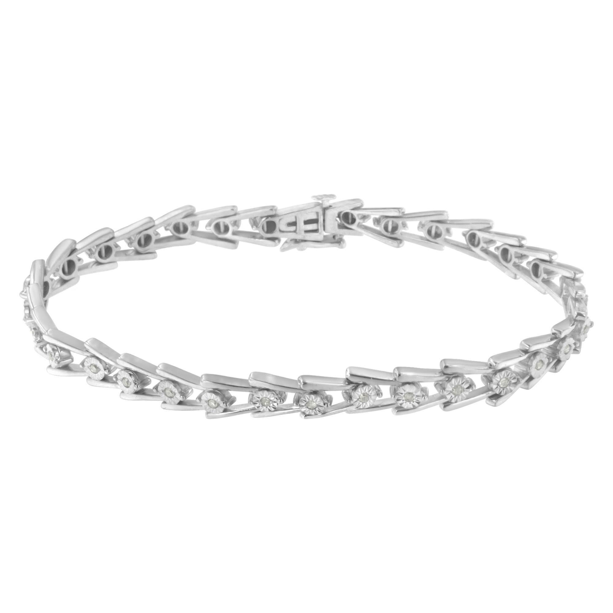 Uno splendido bracciale a maglie con diamanti taglio rosa incastonati a miracolo e incastonati in maglie V-Form. Realizzato in argento sterling, questo braccialetto dà il tocco finale a un outfit. Il peso totale dei diamanti è di 1/4 di carato. I