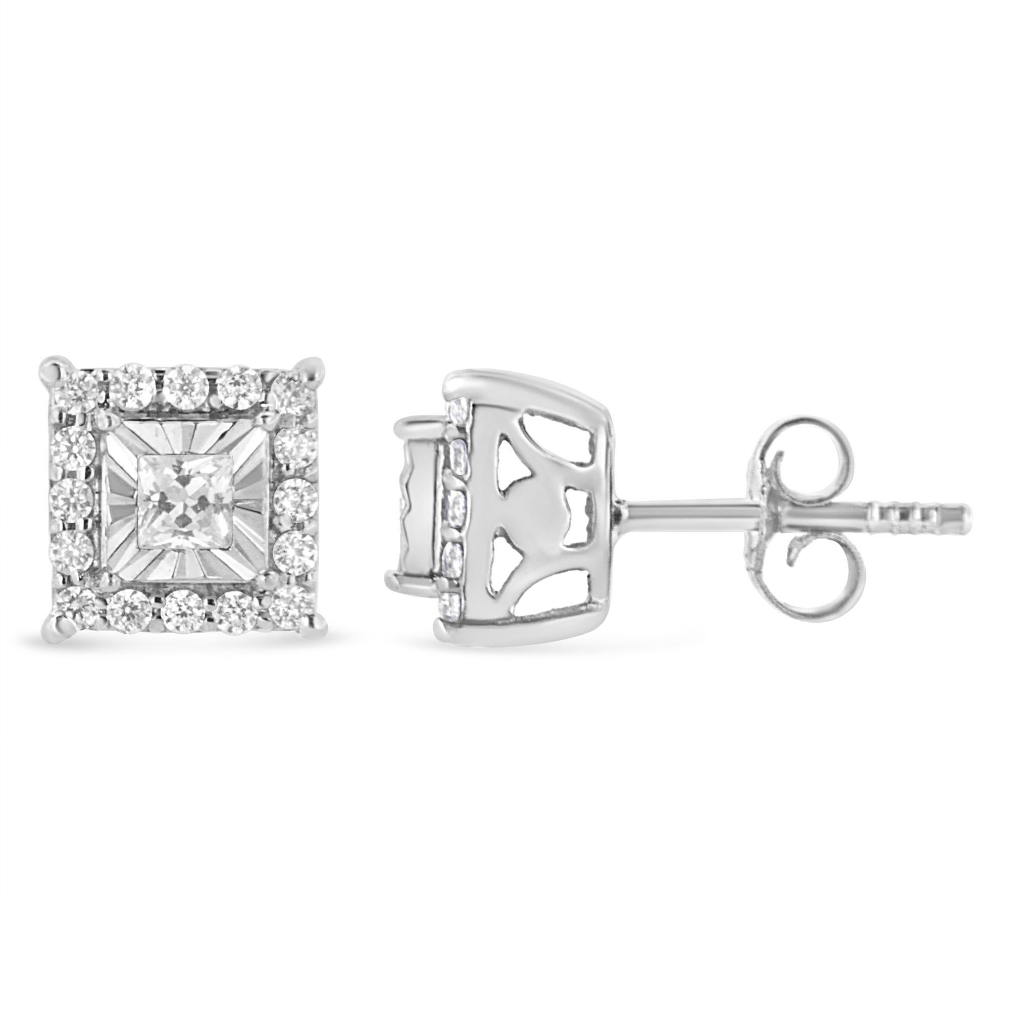 Ces clous d'oreilles de 1/4 cttw sont une version complexe d'un modèle classique. Ils sont créés de manière unique pour refléter la beauté de l'argent et des diamants. Au centre de chaque Eleg se trouve un diamant naturel de taille ronde, serti à la