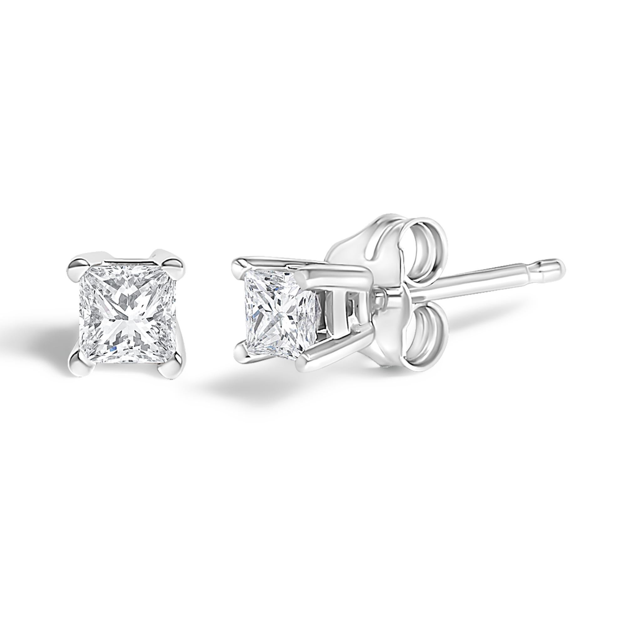 Deléitate con la elegancia atemporal de estos espléndidos pendientes, meticulosamente elaborados en plata de ley 925 rodiada para un brillo y una resistencia duraderos. En el corazón de cada pendiente brilla un diamante natural de talla princesa,
