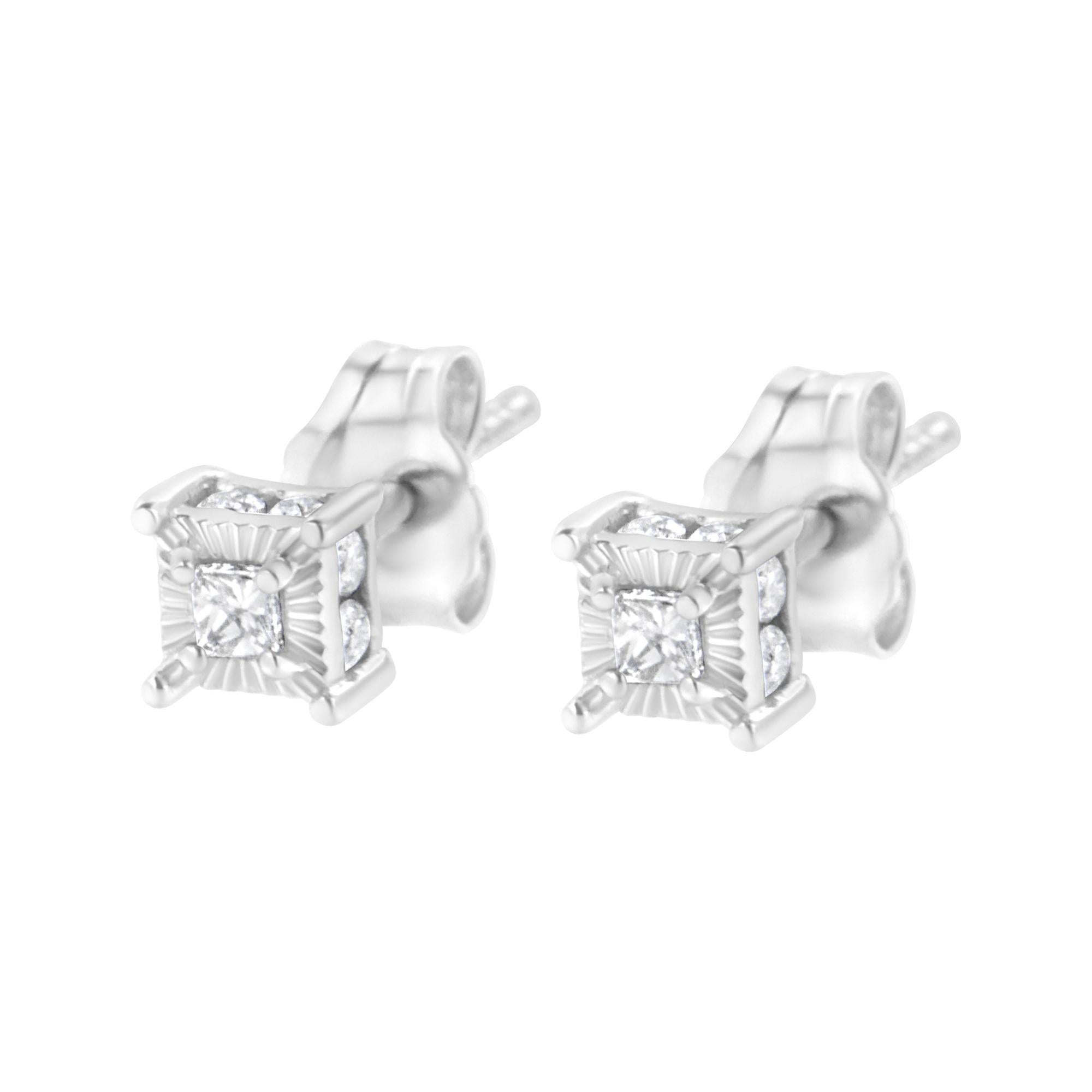 Taille princesse Boucles d'oreilles solitaires en argent 925 avec diamant taille princesse 1/4 Cttw en vente