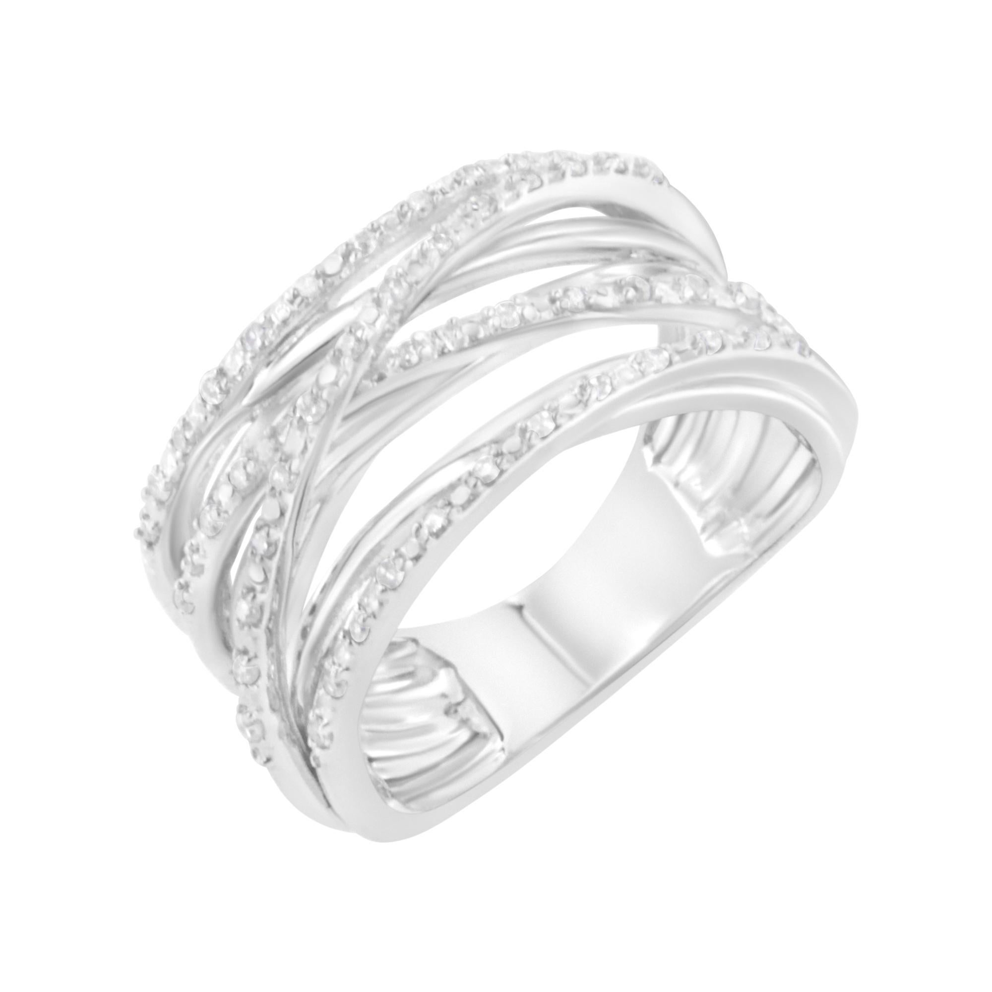 Questo splendido anello bypass ha un intricato disegno di argento 925 che si intreccia al centro del pezzo. Questo splendido anello è incastonato con un impressionante peso totale di diamanti di 1/4 di carato. I diamanti a taglio rotondo sono
